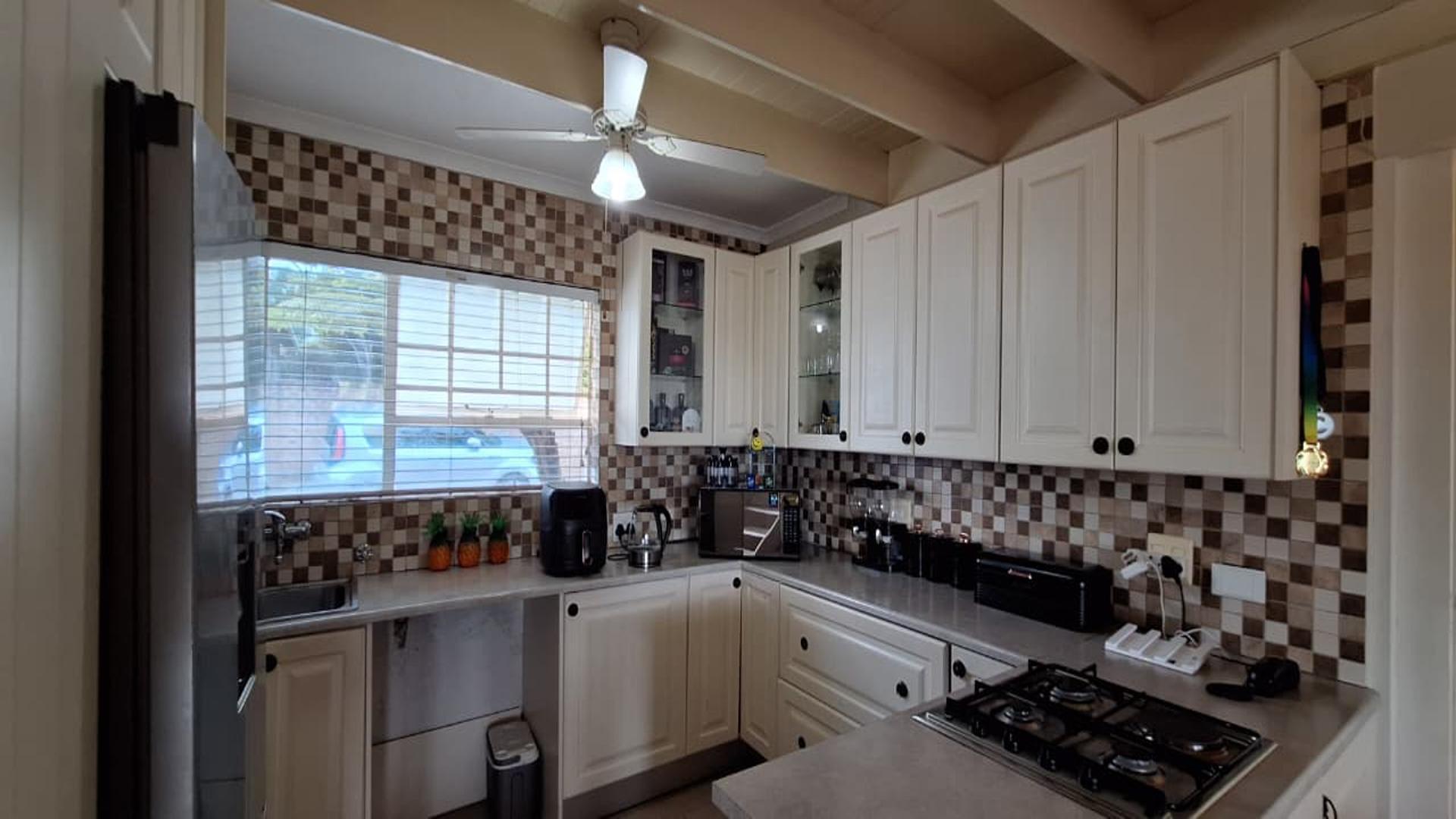 Kitchen - 11 square meters of property in Kengies