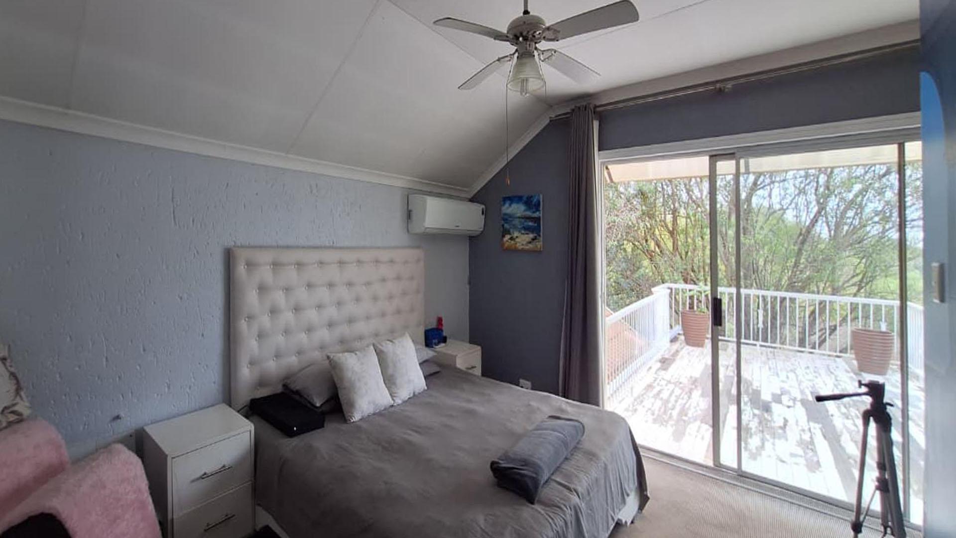 Main Bedroom - 19 square meters of property in Kengies