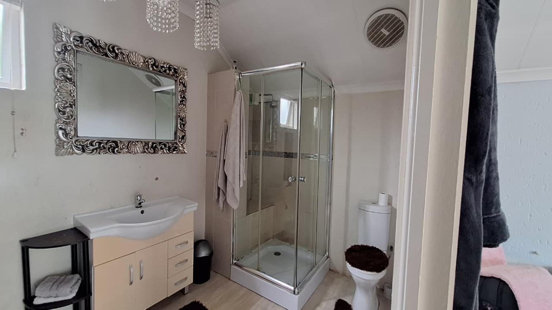 Main Bathroom - 9 square meters of property in Kengies