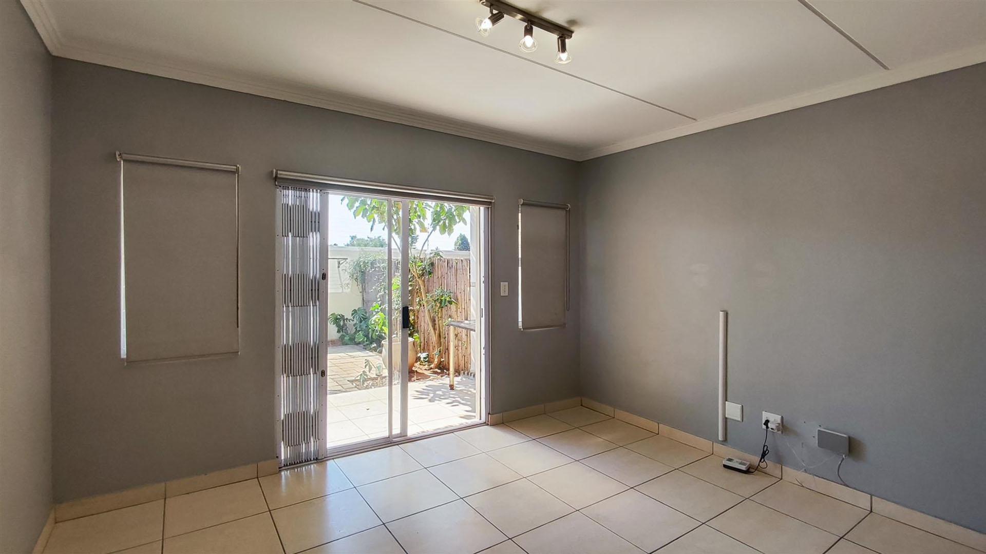 Lounges - 16 square meters of property in Mayberry Park