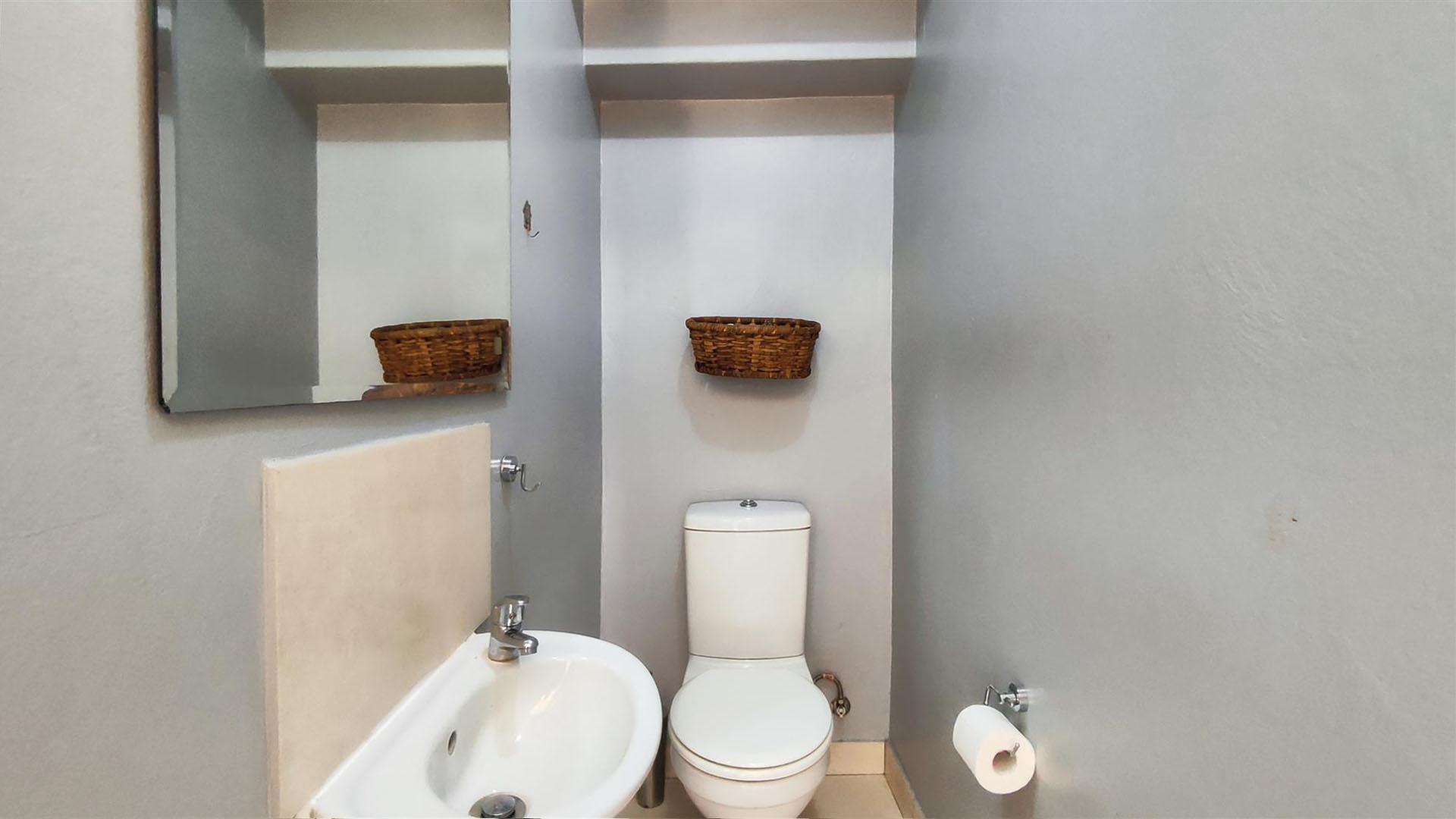 Guest Toilet - 2 square meters of property in Mayberry Park