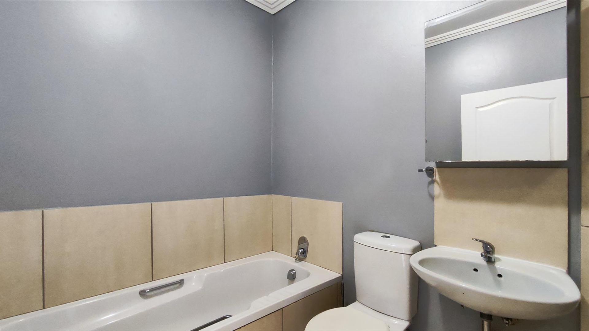 Bathroom 1 - 6 square meters of property in Mayberry Park