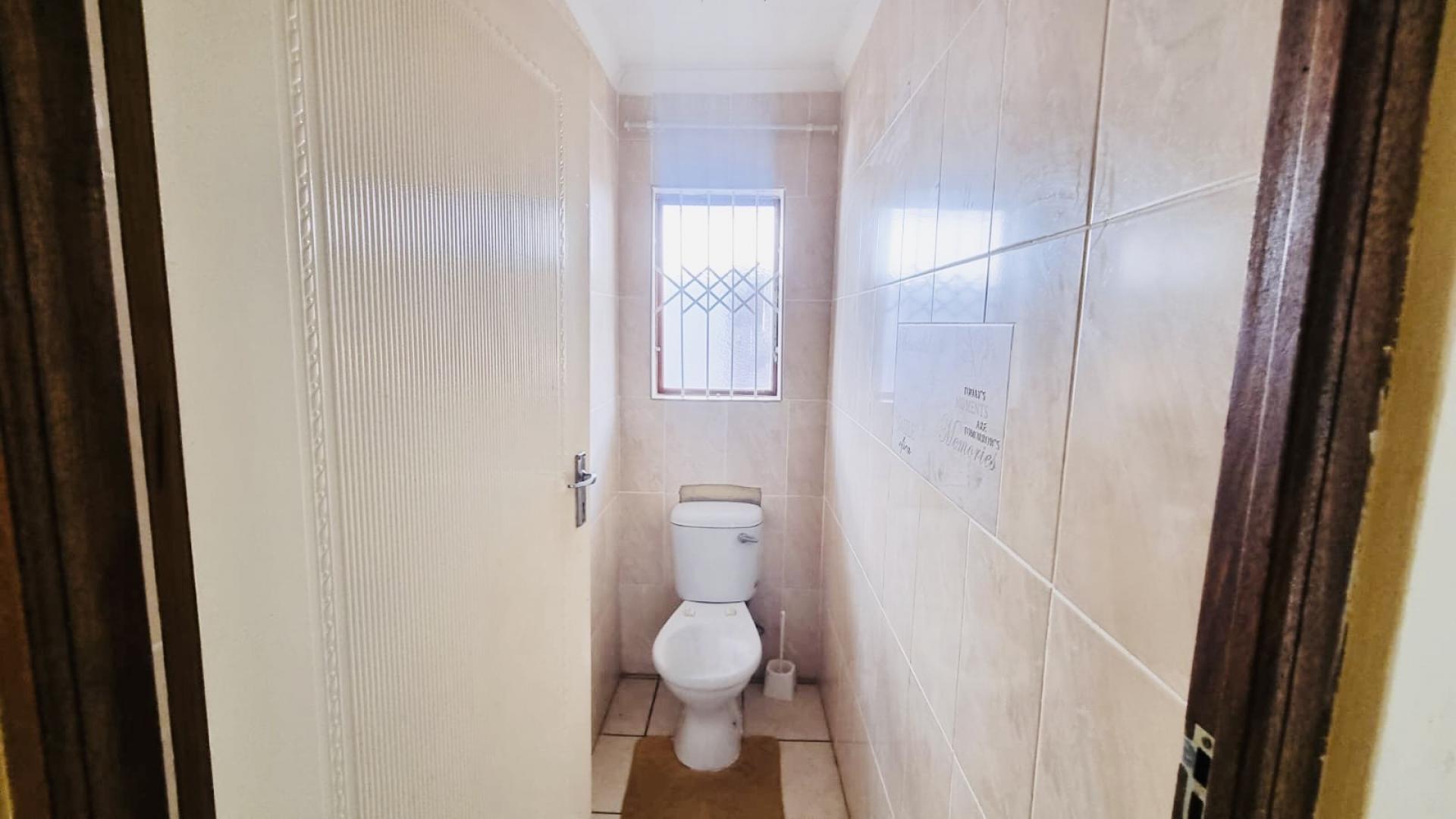 Bathroom 1 of property in Umtata