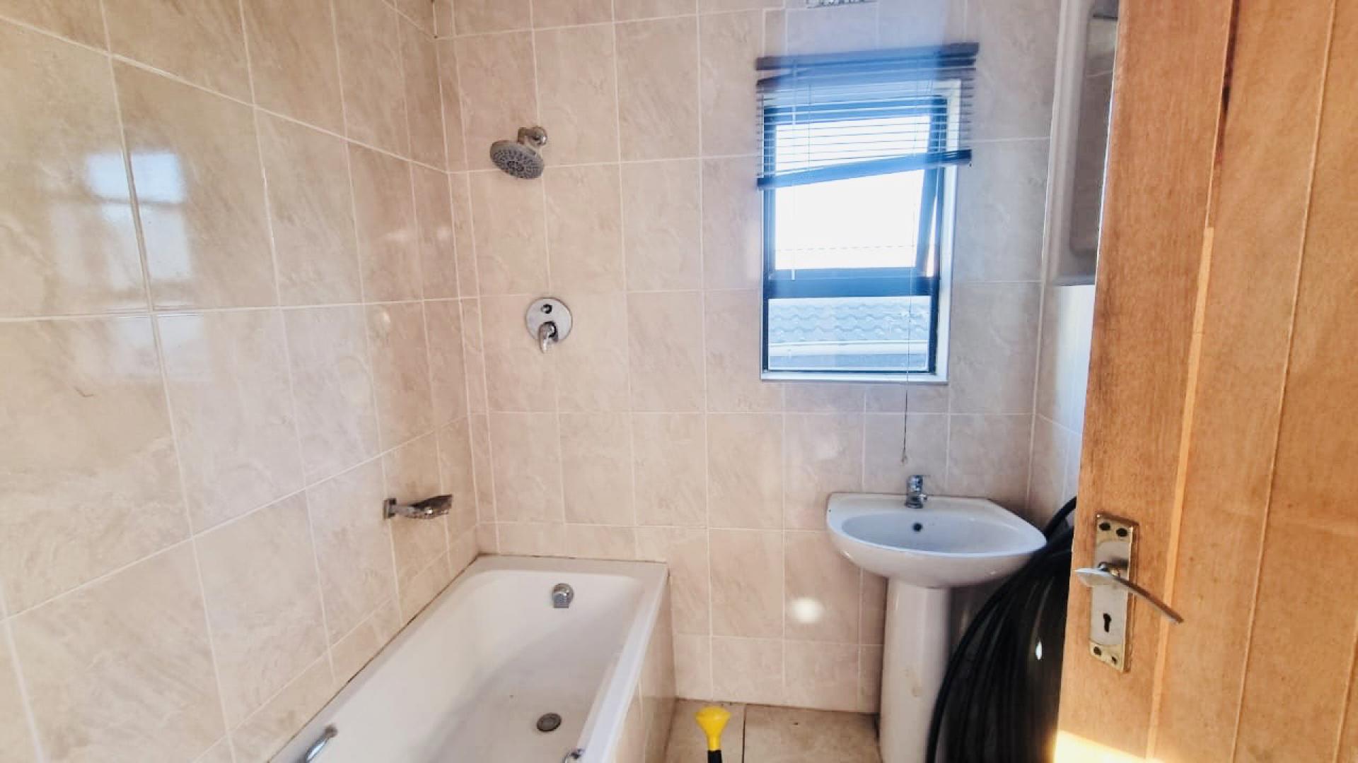 Bathroom 1 of property in Umtata