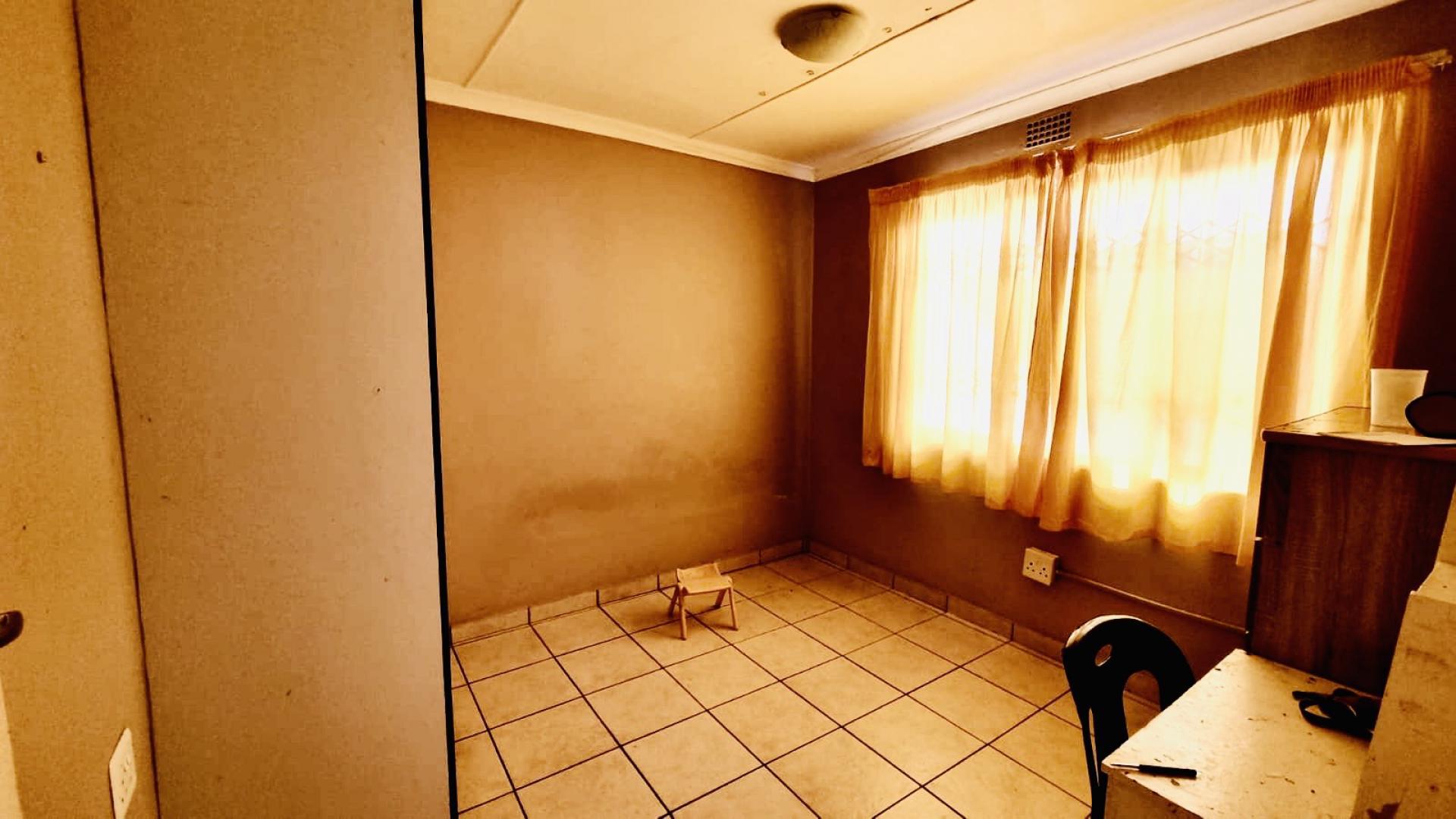 Bed Room 2 of property in Umtata