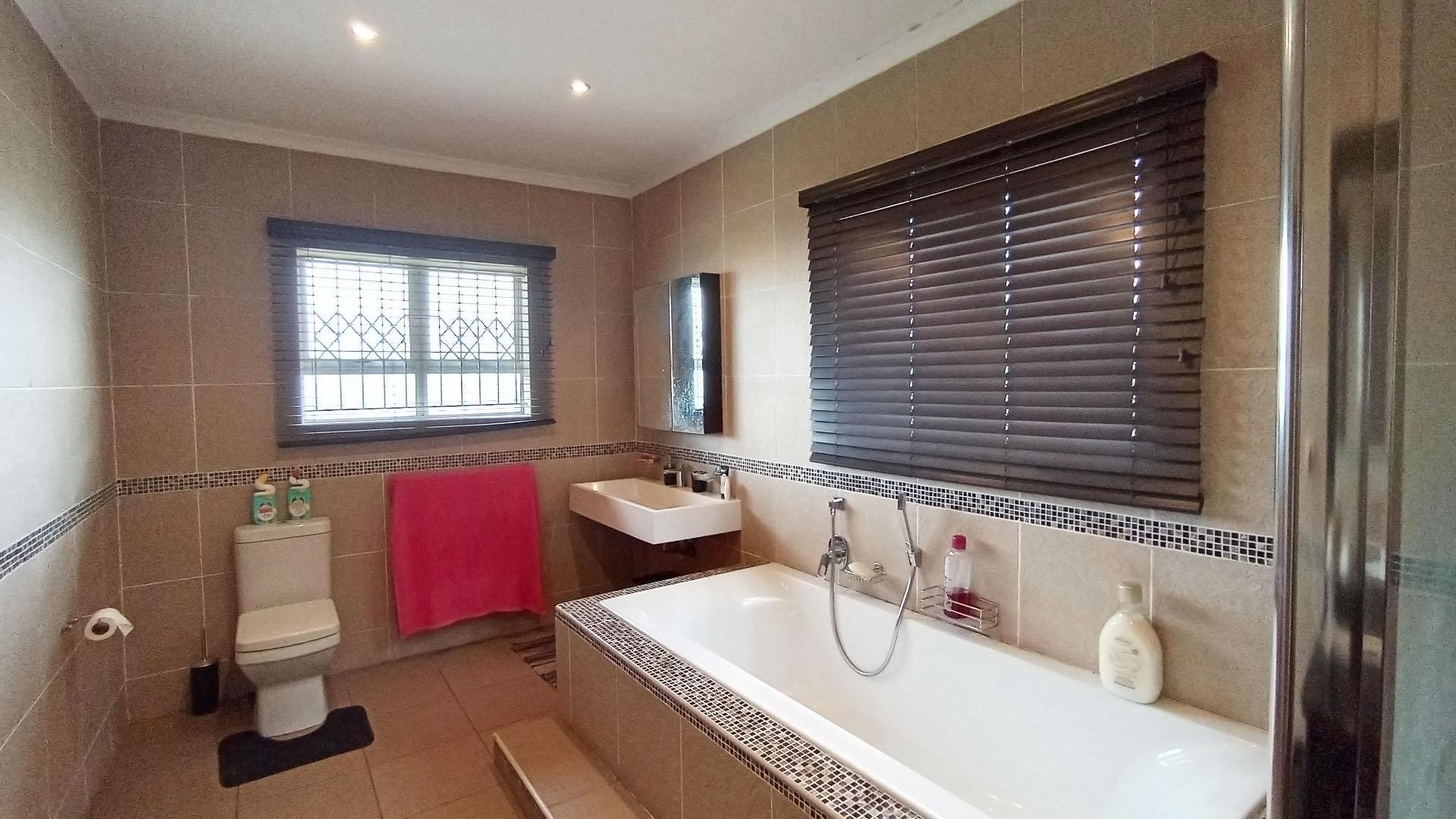 Bathroom 3+ - 15 square meters of property in Shallcross 