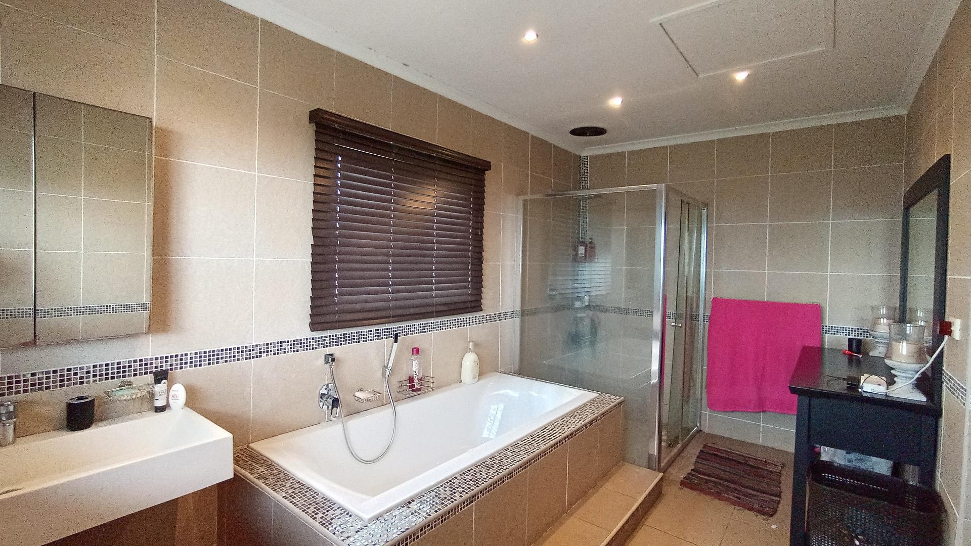 Bathroom 3+ - 15 square meters of property in Shallcross 