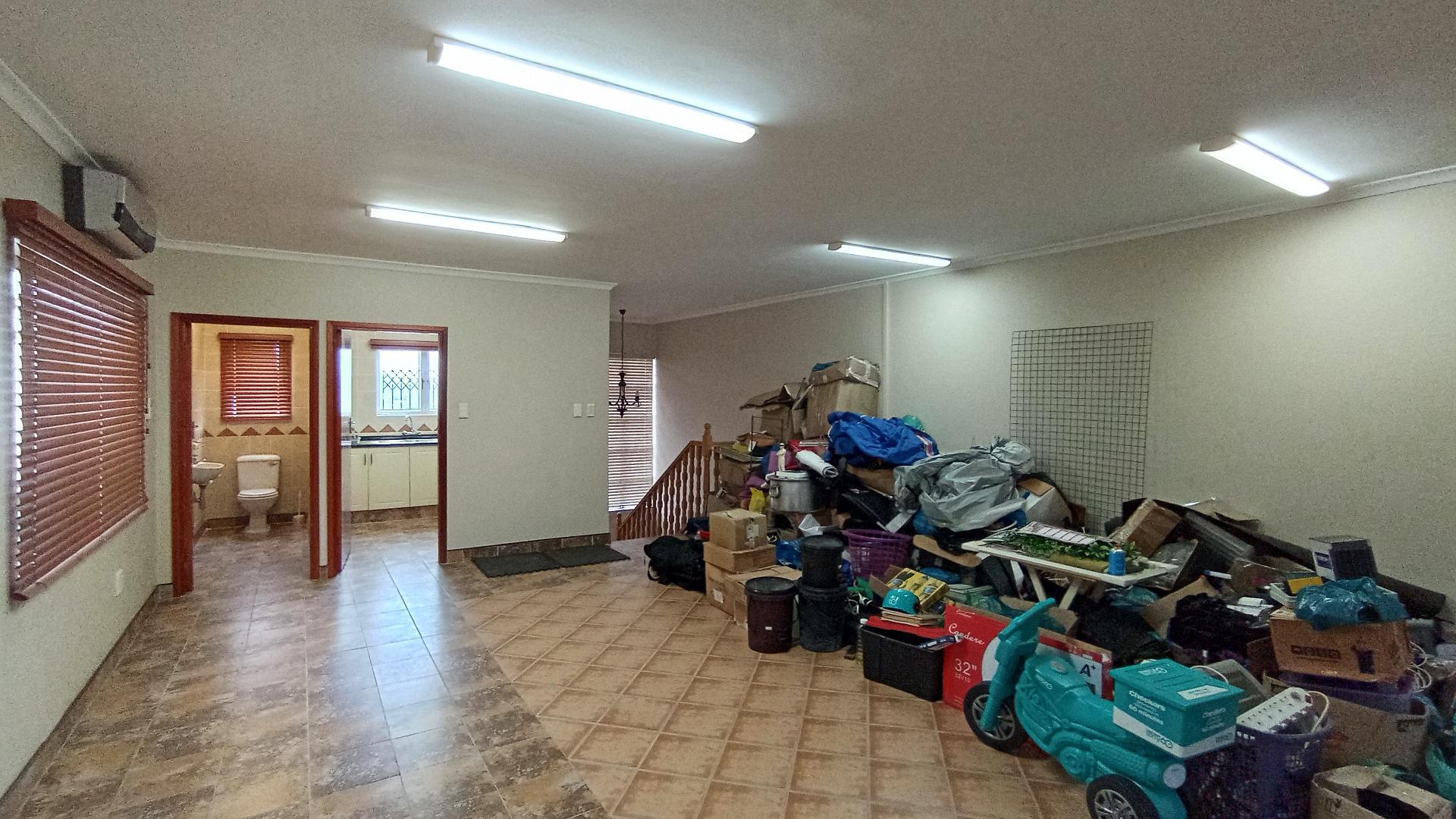 Lounges - 23 square meters of property in Shallcross 