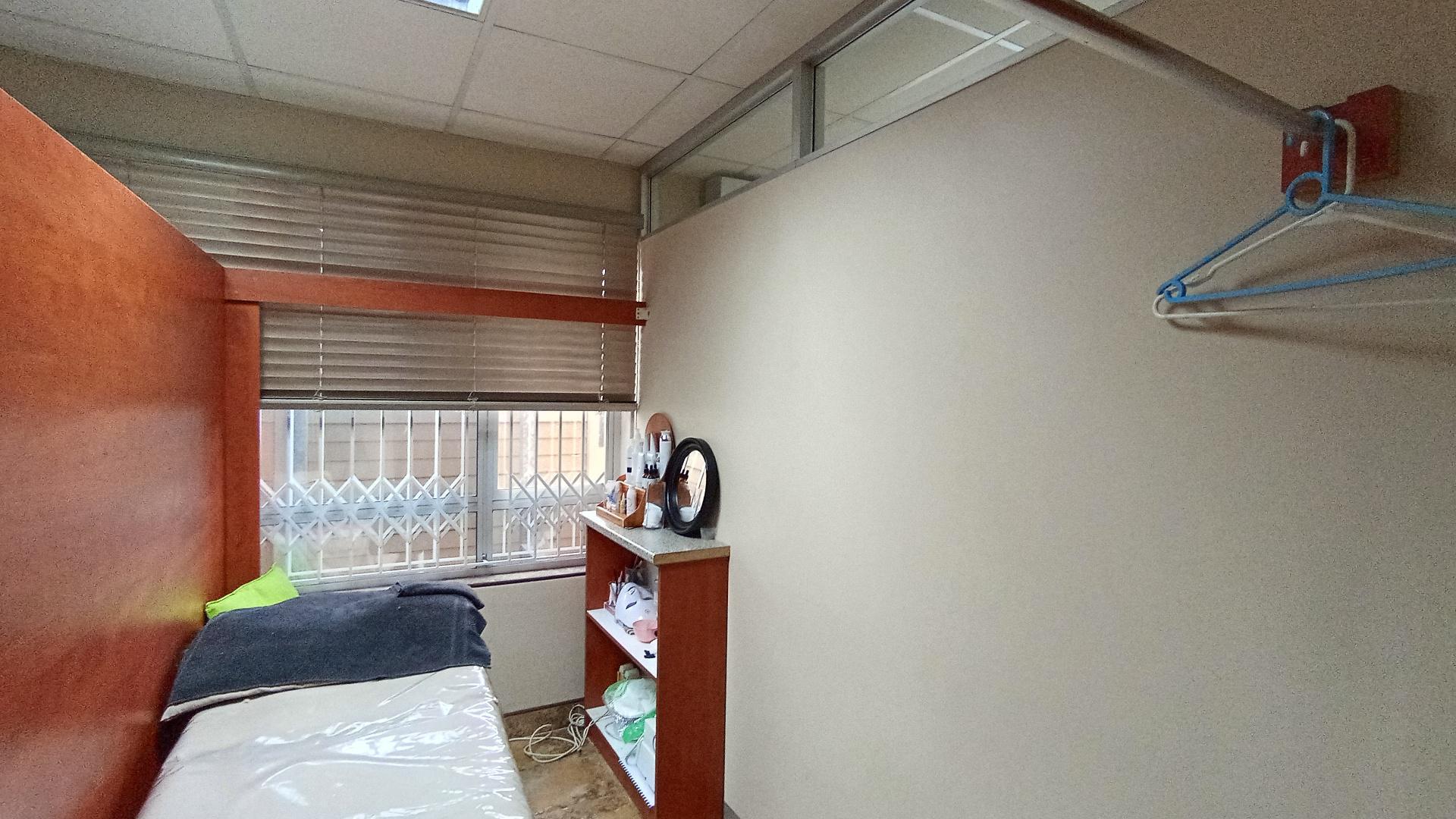 Spaces - 64 square meters of property in Shallcross 