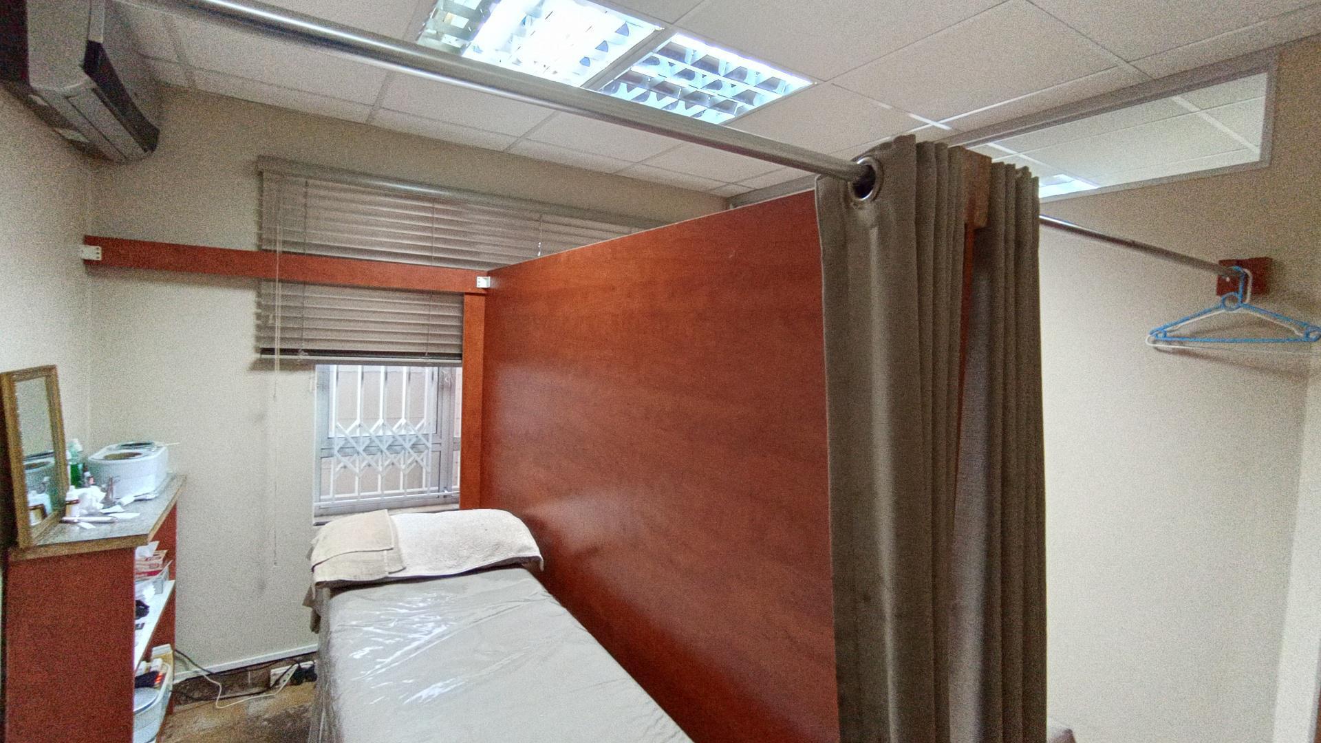 Spaces - 64 square meters of property in Shallcross 