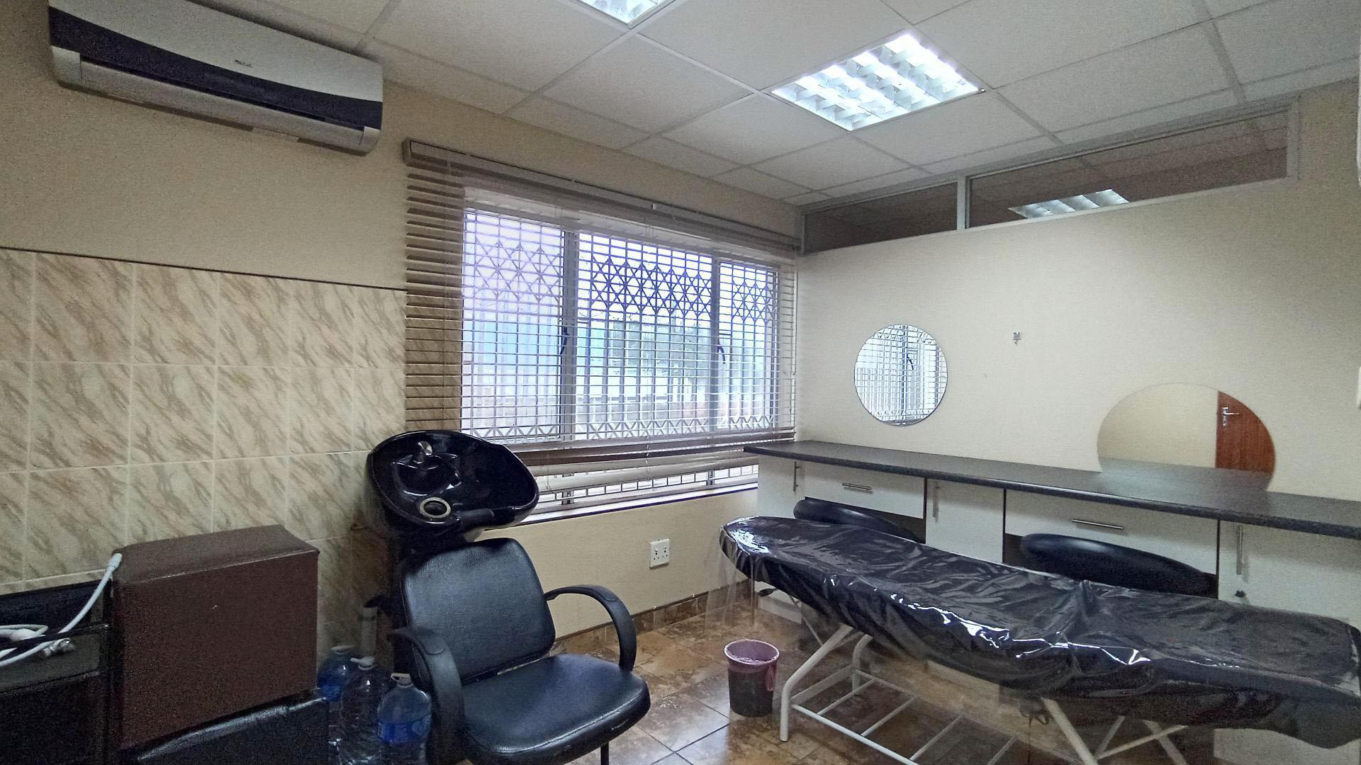 Spaces - 64 square meters of property in Shallcross 