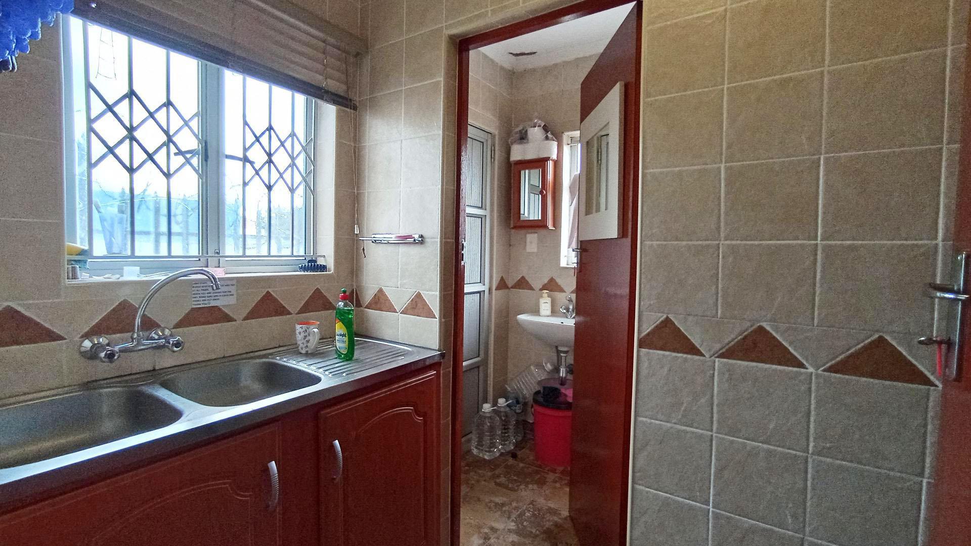 Kitchen - 21 square meters of property in Shallcross 