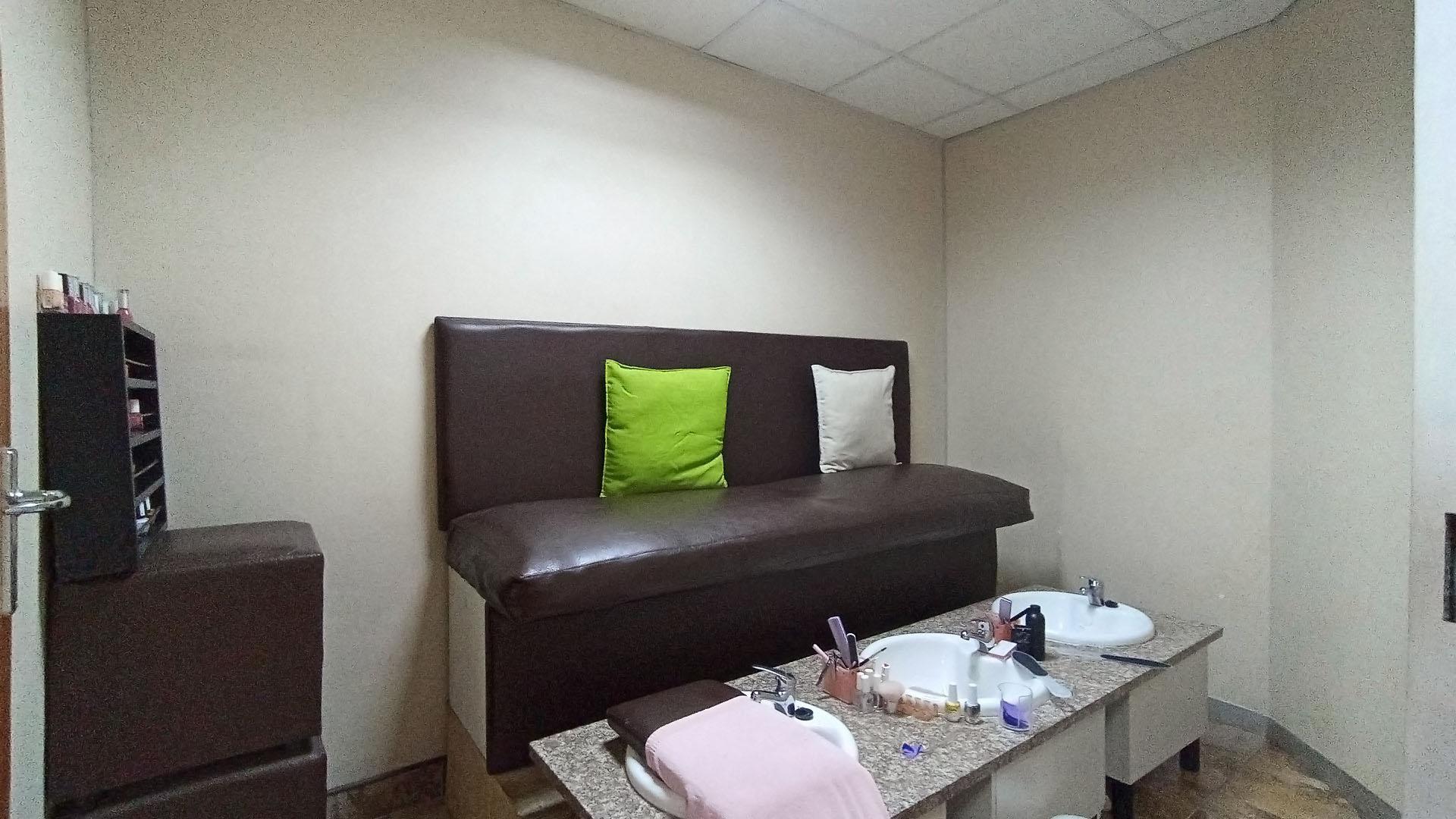 Spaces - 64 square meters of property in Shallcross 