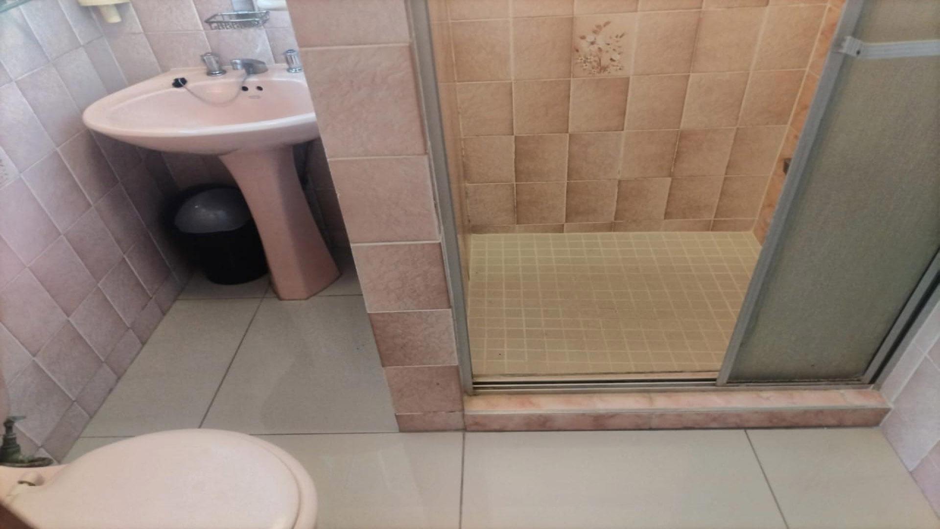 Bathroom 3+ - 15 square meters of property in Shallcross 