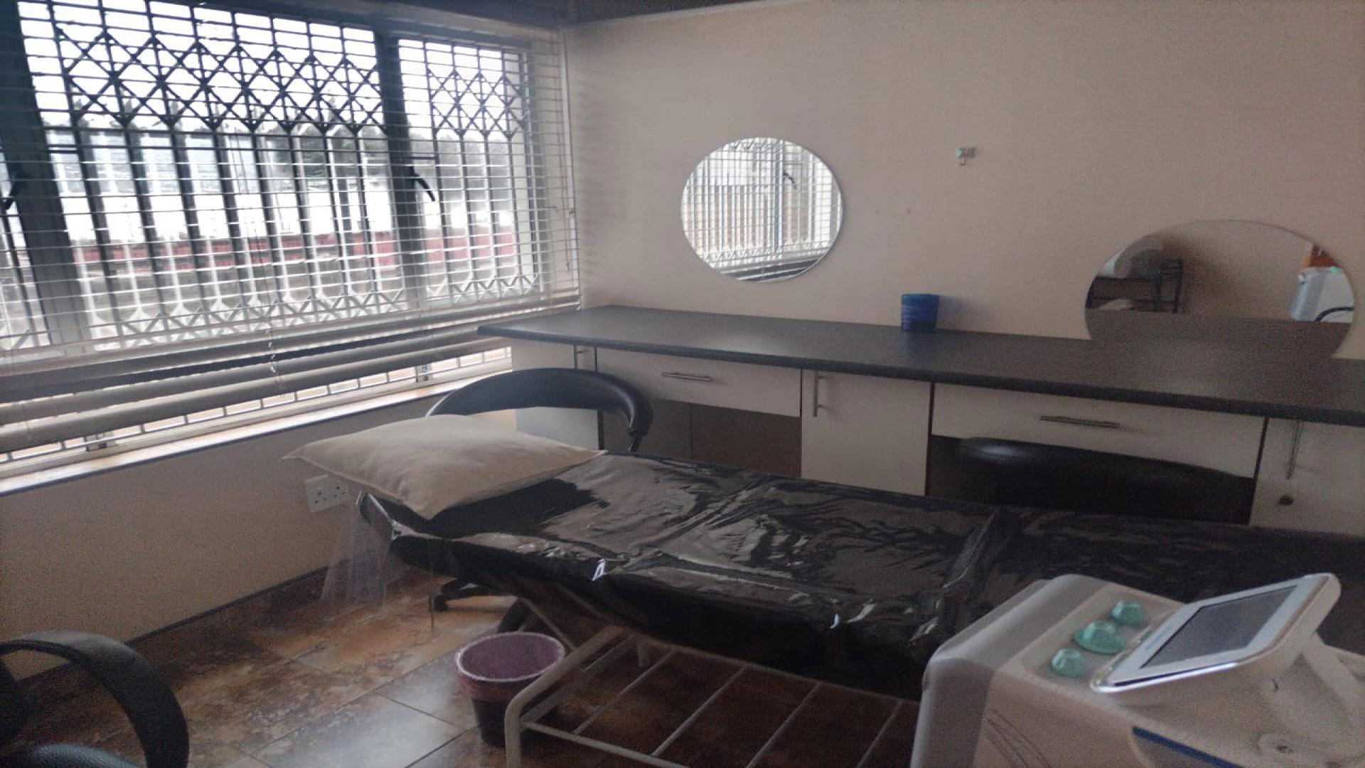 Spaces - 64 square meters of property in Shallcross 