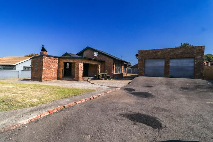 4 Bedroom House for Sale For Sale in Heuweloord - MR687659