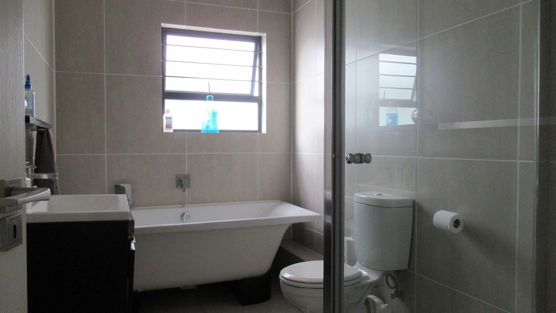 Bathroom 1 - 5 square meters of property in Greenstone Hill