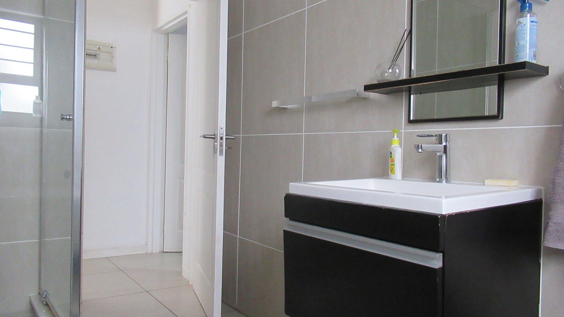 Bathroom 1 - 5 square meters of property in Greenstone Hill