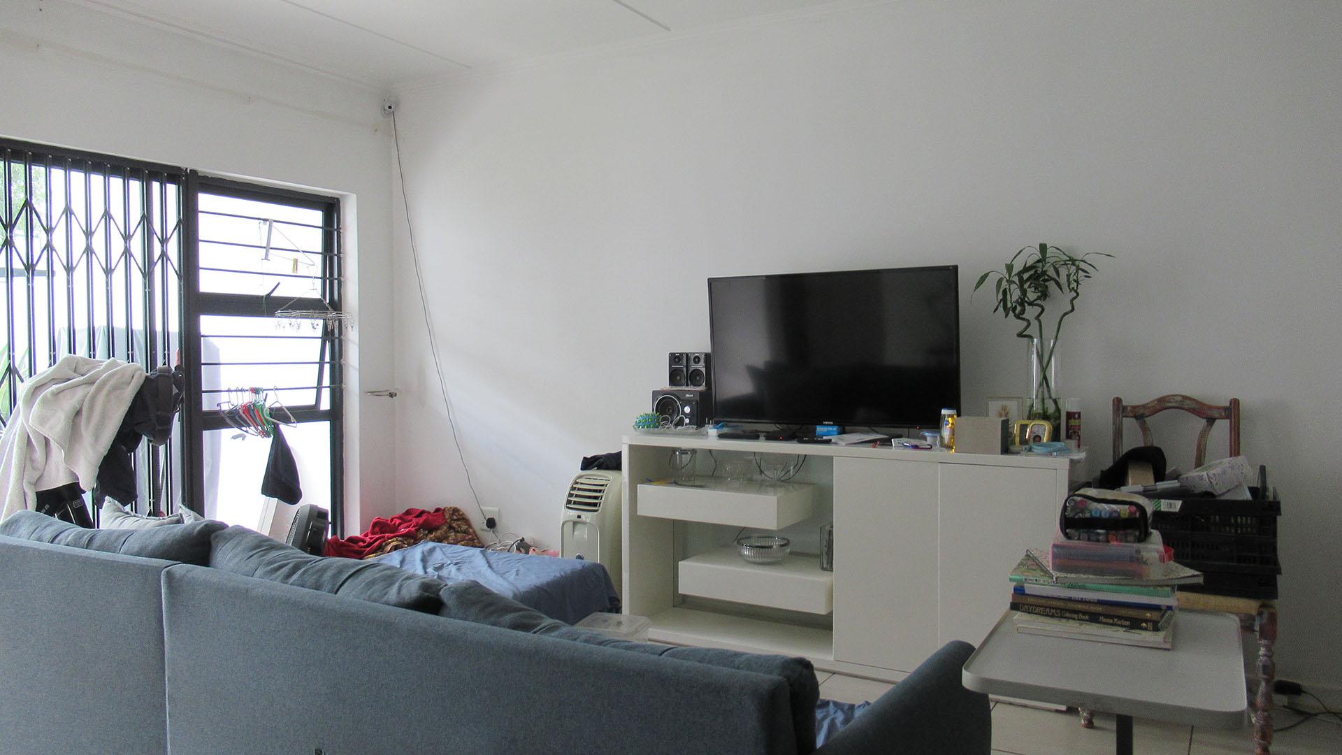 Lounges - 19 square meters of property in Greenstone Hill