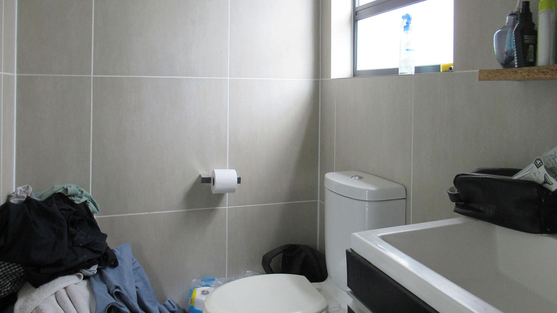 Main Bathroom - 6 square meters of property in Greenstone Hill