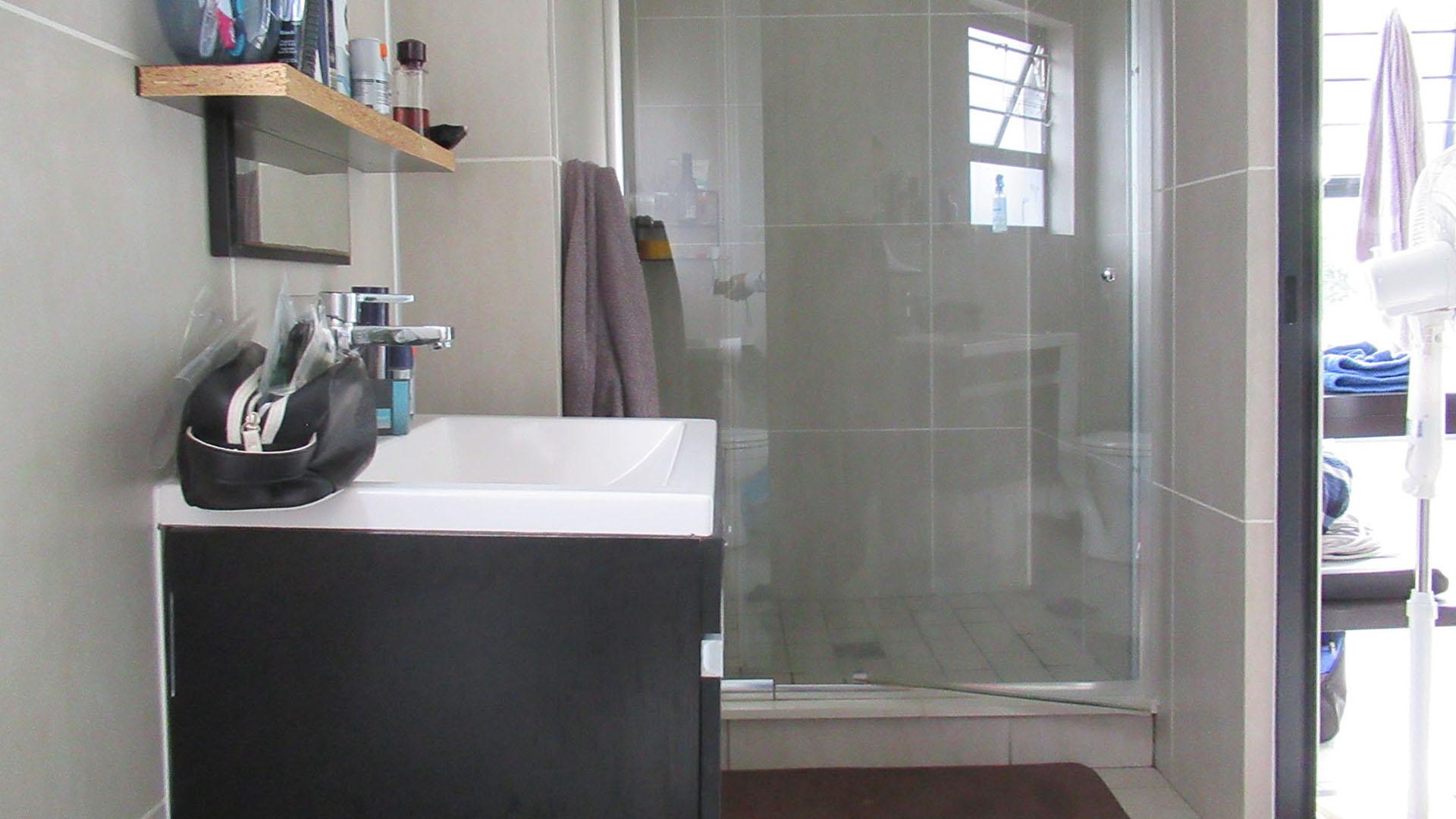 Main Bathroom - 6 square meters of property in Greenstone Hill