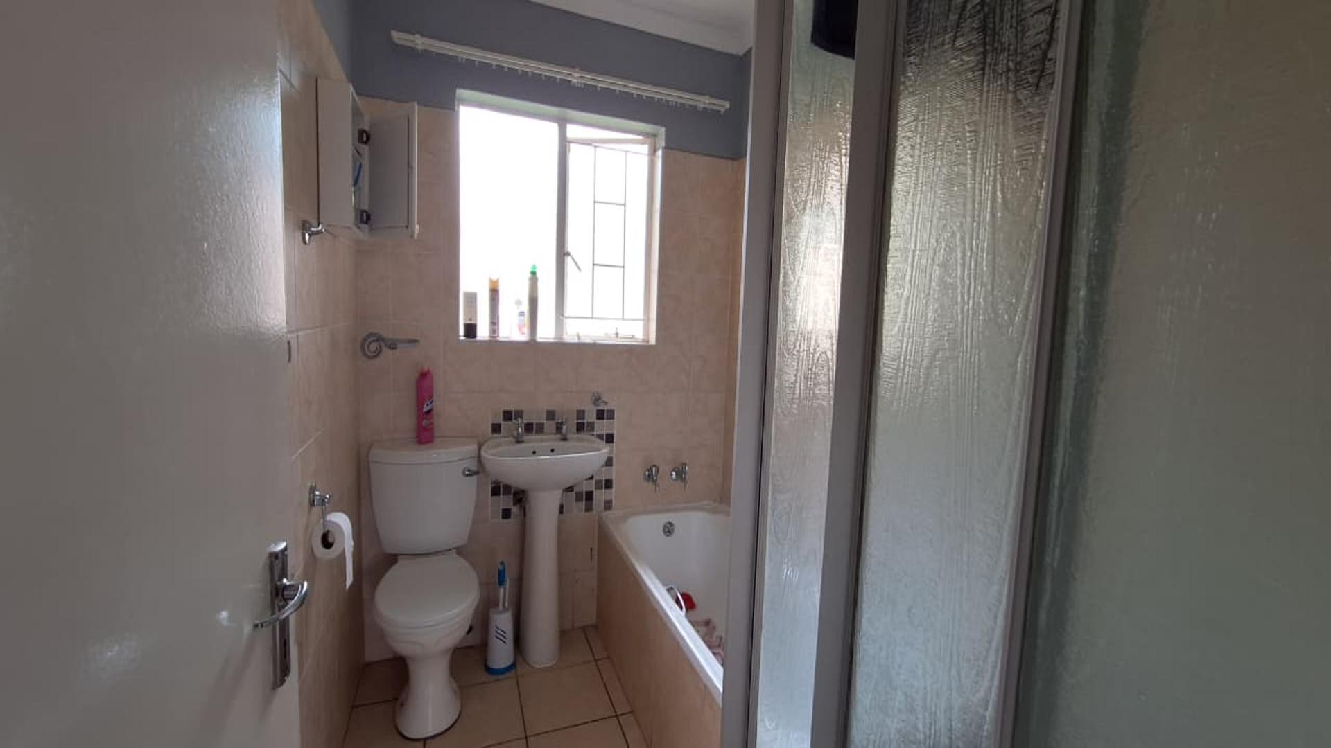 Bathroom 1 - 5 square meters of property in Kempton Park