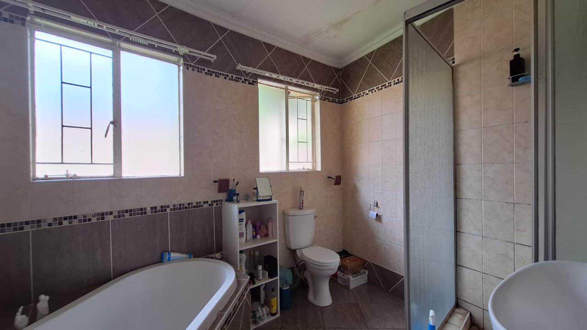 Main Bathroom - 9 square meters of property in Kempton Park