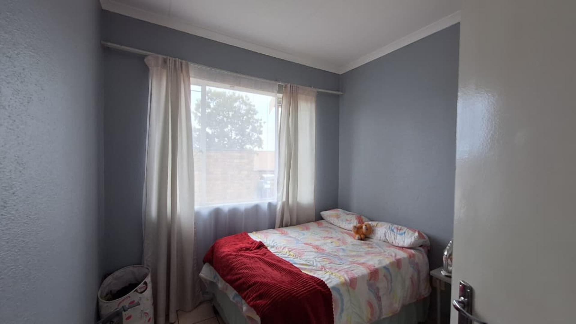 Bed Room 1 - 9 square meters of property in Kempton Park