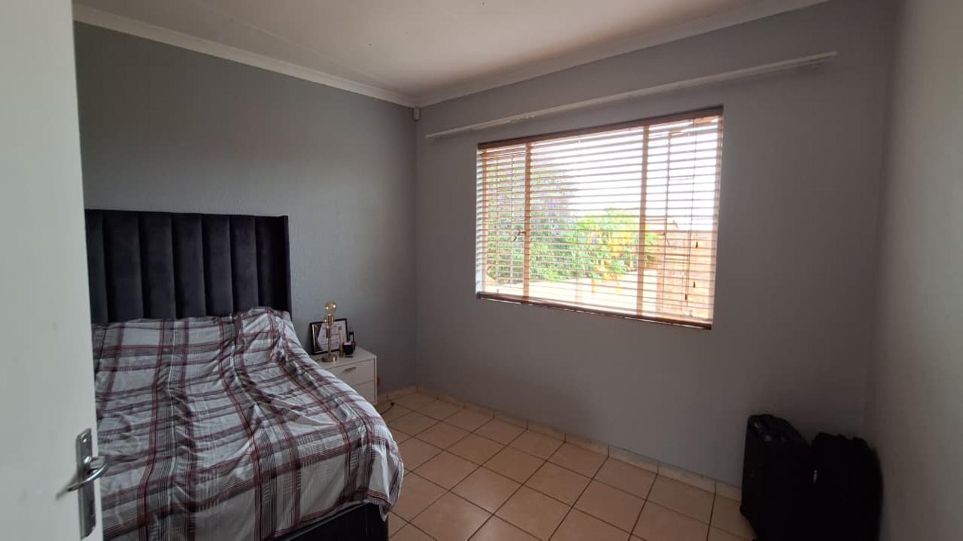 Main Bedroom - 18 square meters of property in Kempton Park