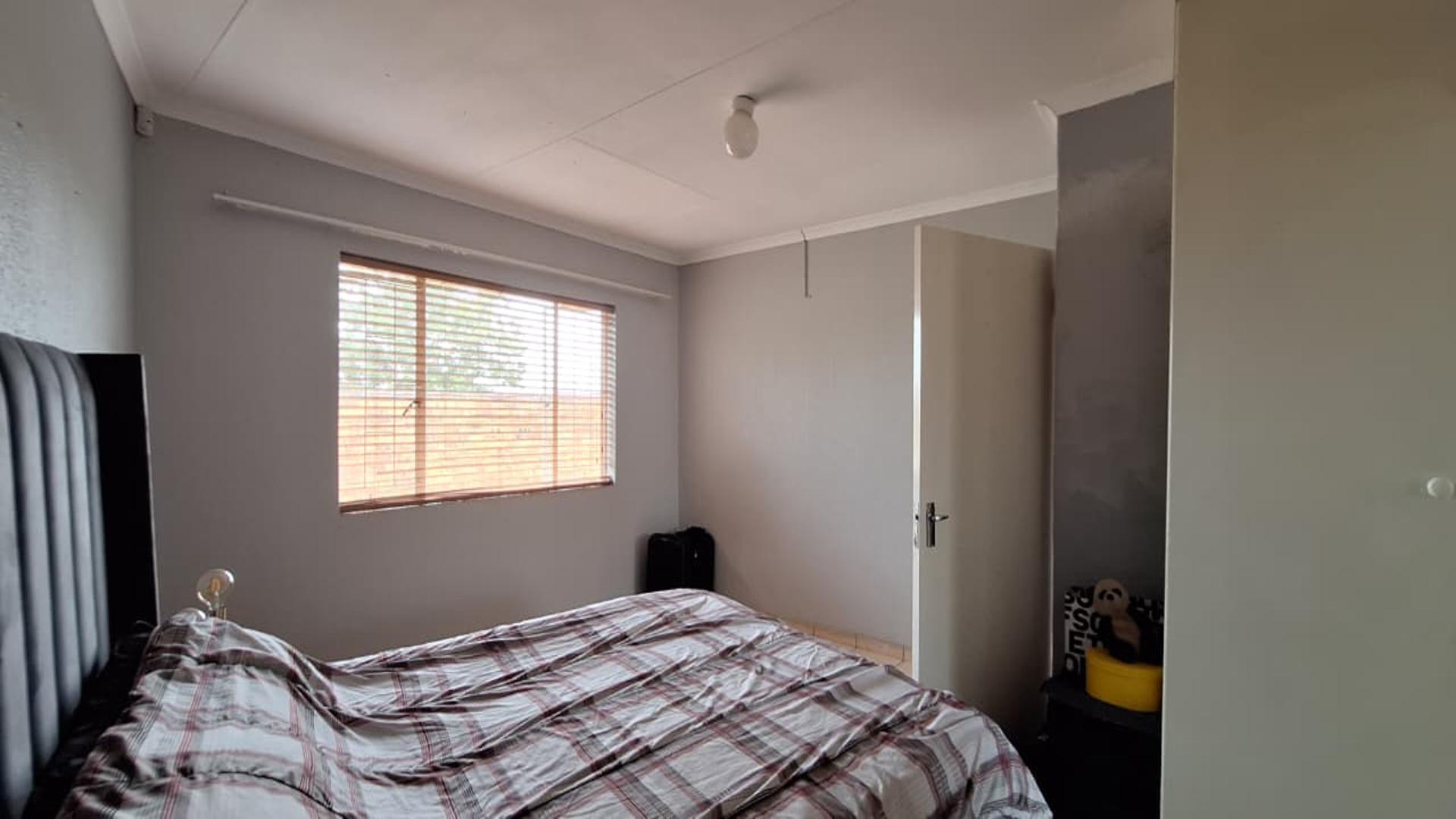 Main Bedroom - 18 square meters of property in Kempton Park