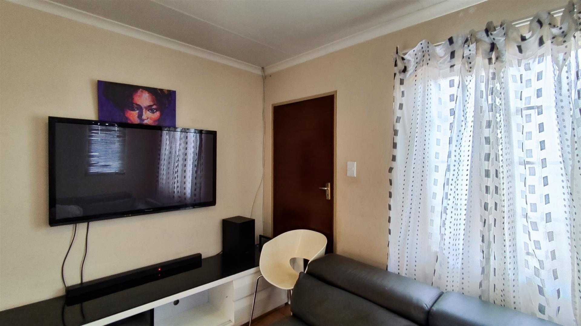 Lounges - 16 square meters of property in Sky City