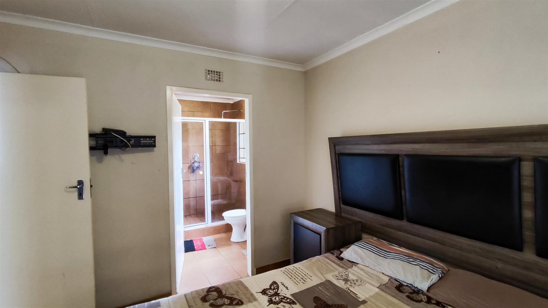 Main Bedroom - 12 square meters of property in Sky City