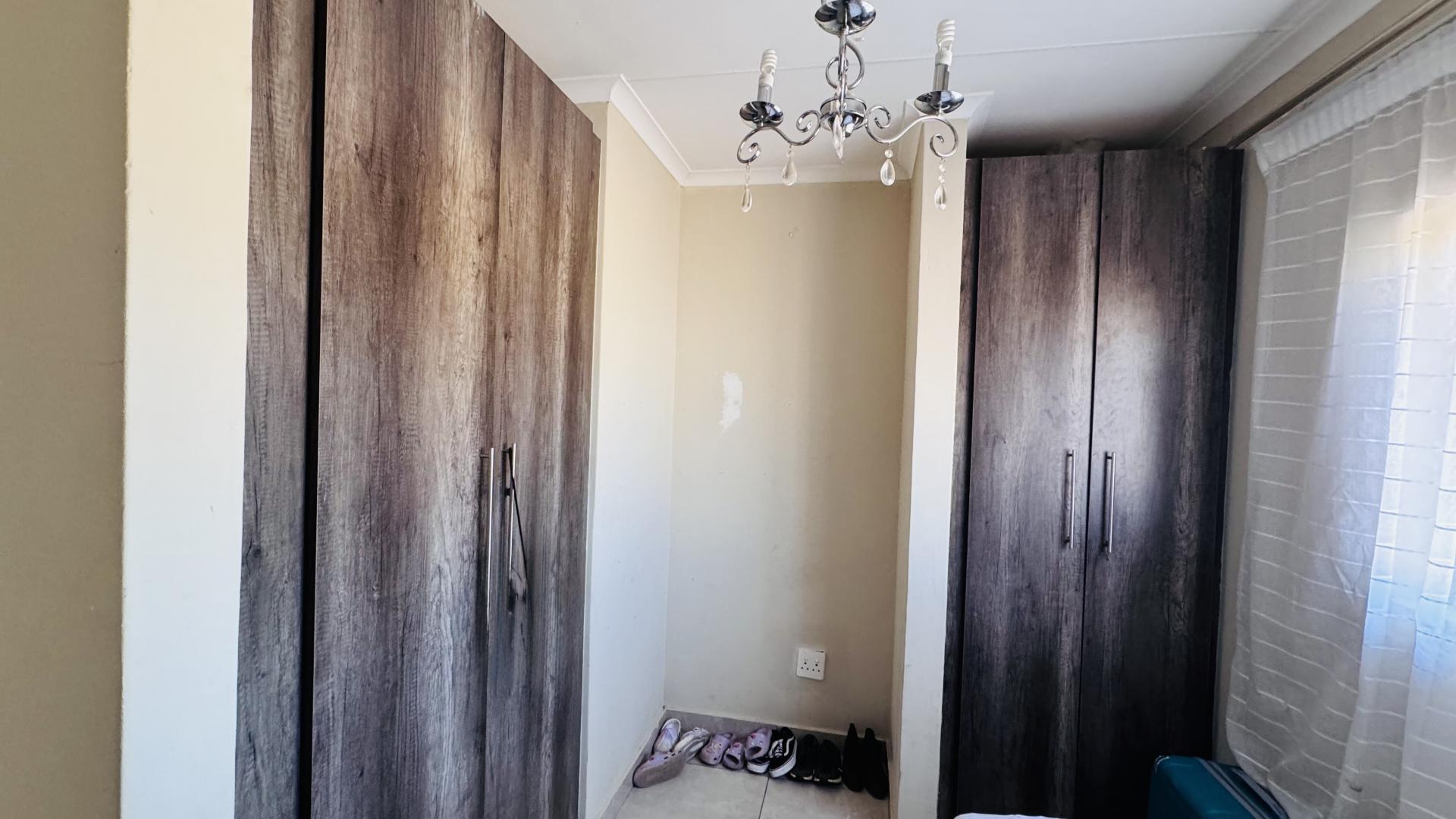 Bed Room 1 of property in Bendor