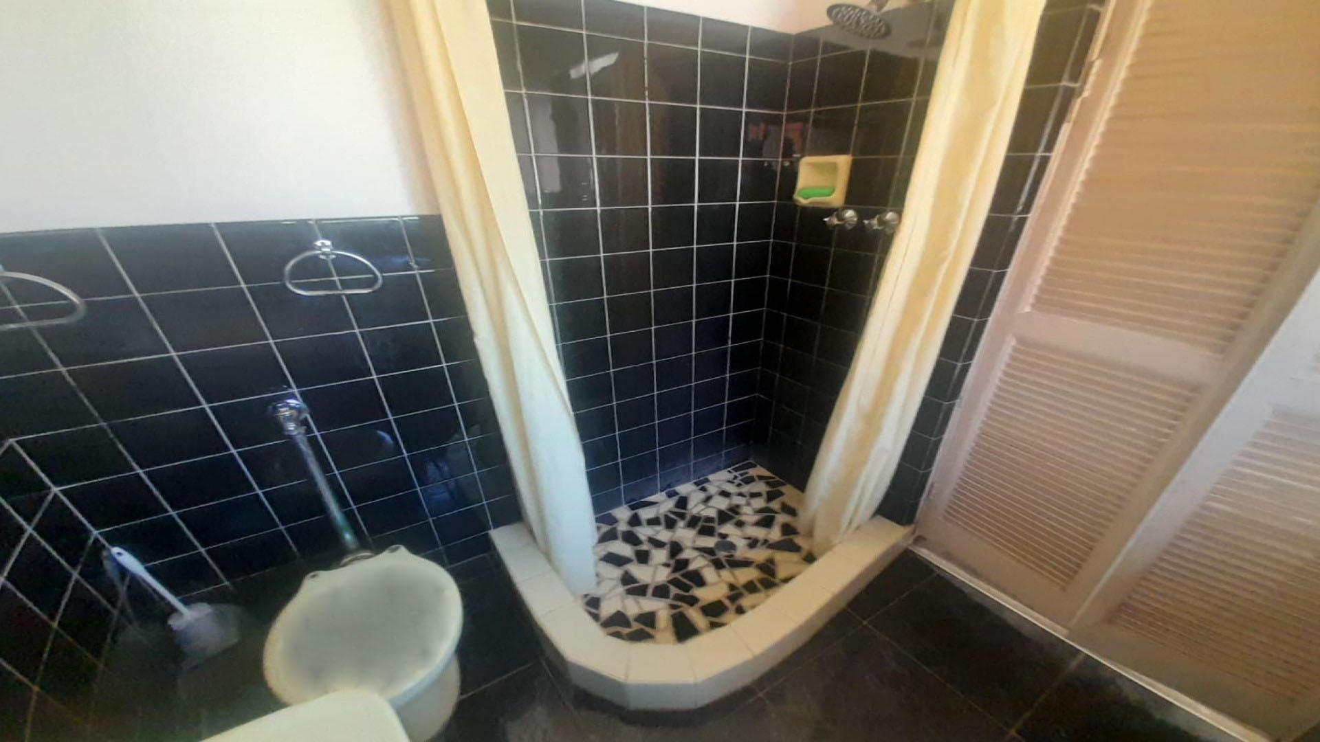 Bathroom 2 of property in Gillview