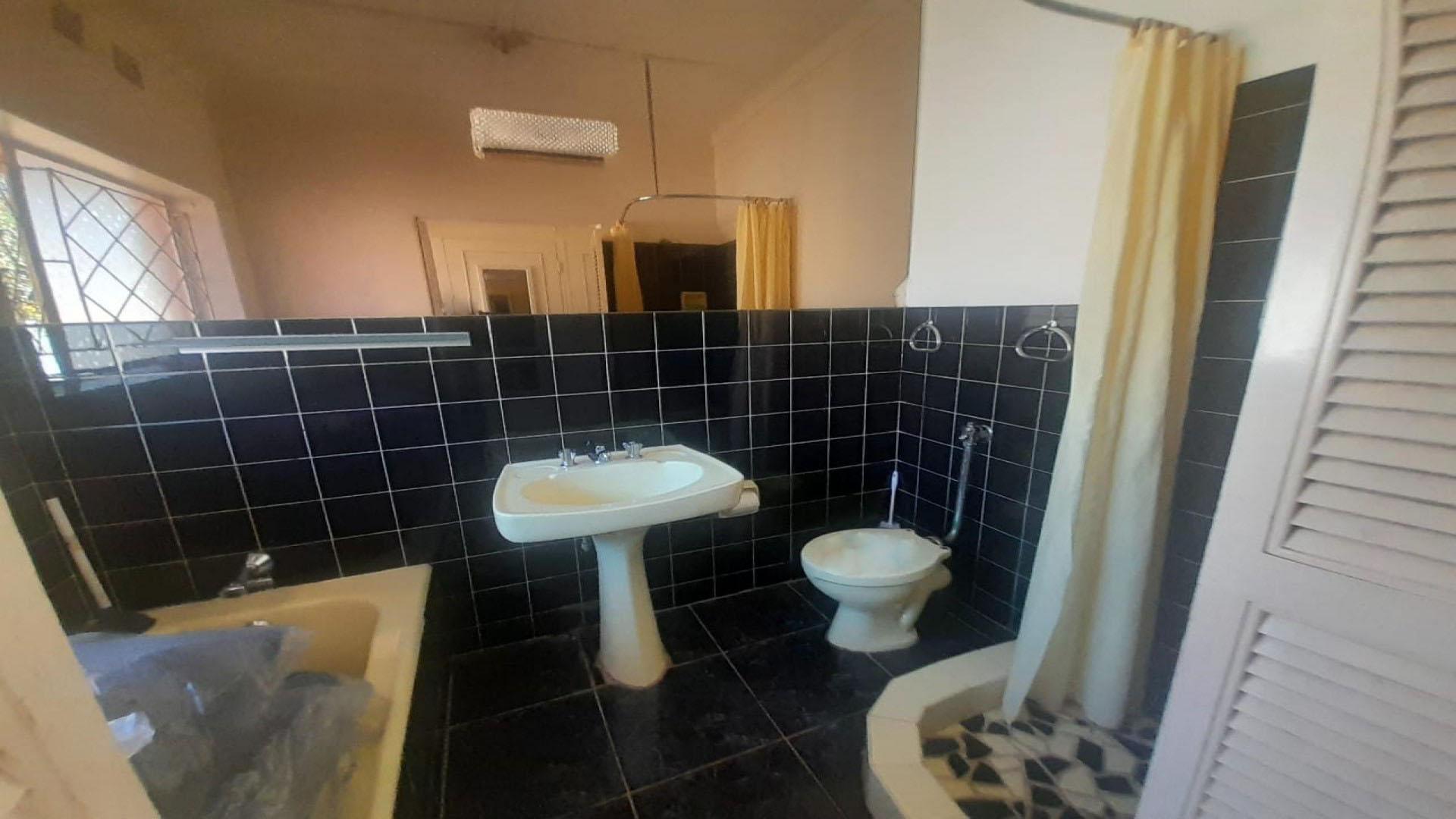 Bathroom 2 of property in Gillview