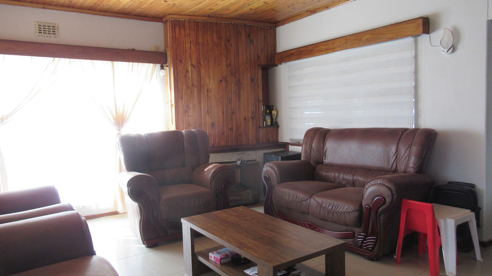 Lounges - 25 square meters of property in Gillview