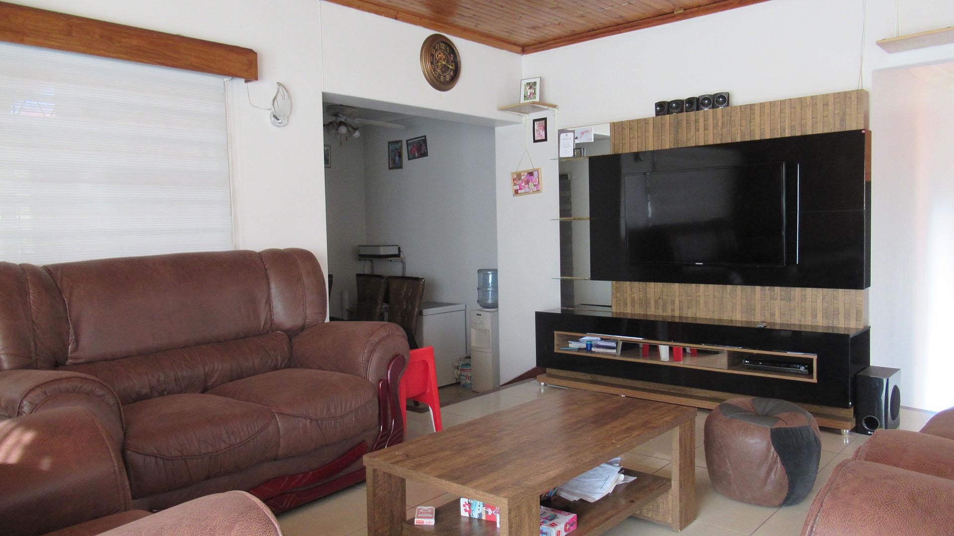 Lounges - 25 square meters of property in Gillview