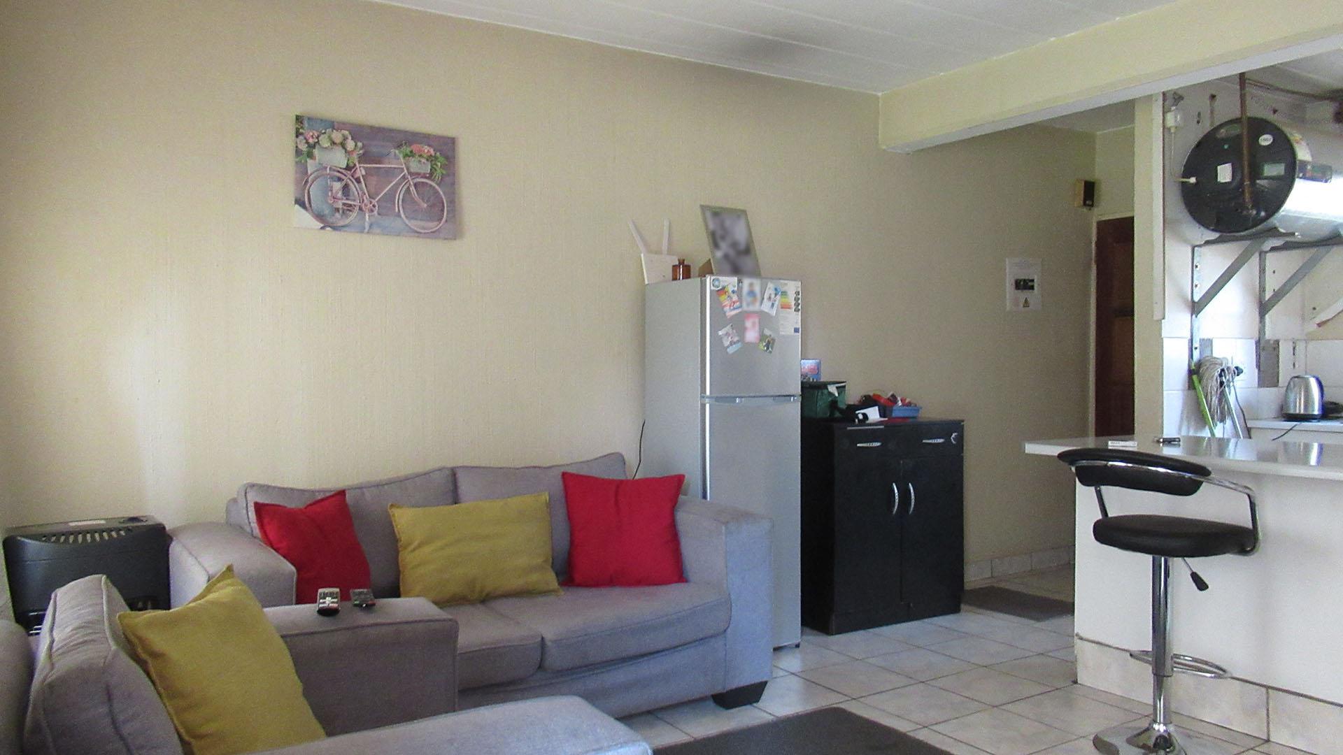 Lounges - 19 square meters of property in Roodepoort