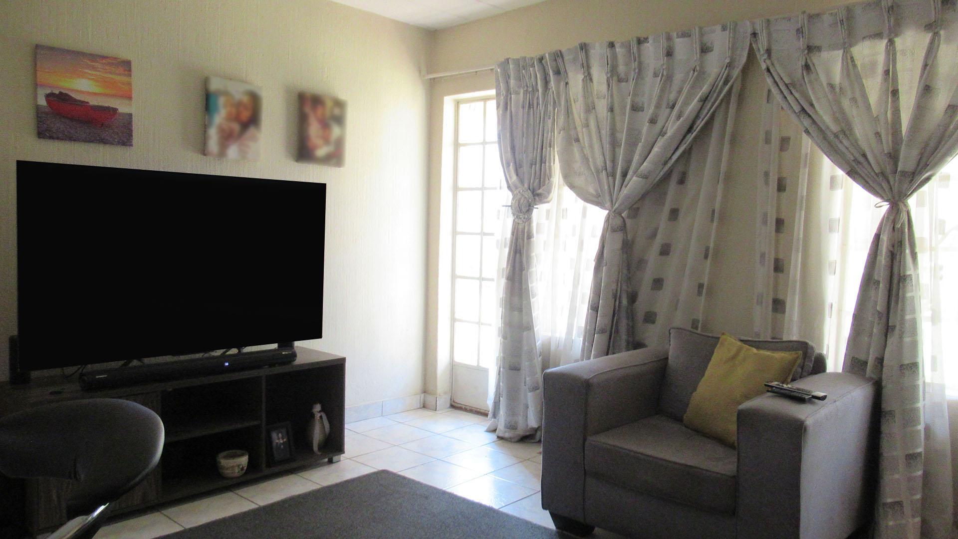 Lounges - 19 square meters of property in Roodepoort