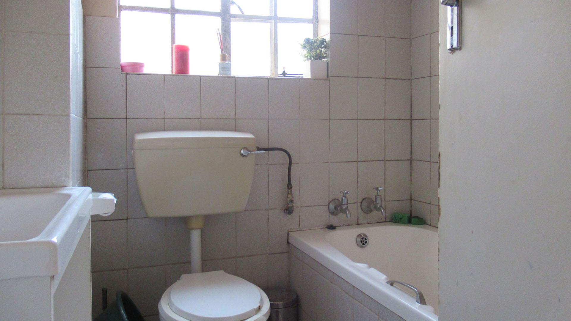 Bathroom 1 - 4 square meters of property in Roodepoort