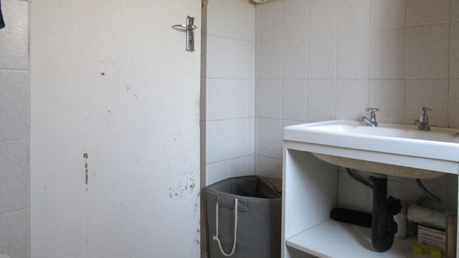 Bathroom 1 - 4 square meters of property in Roodepoort