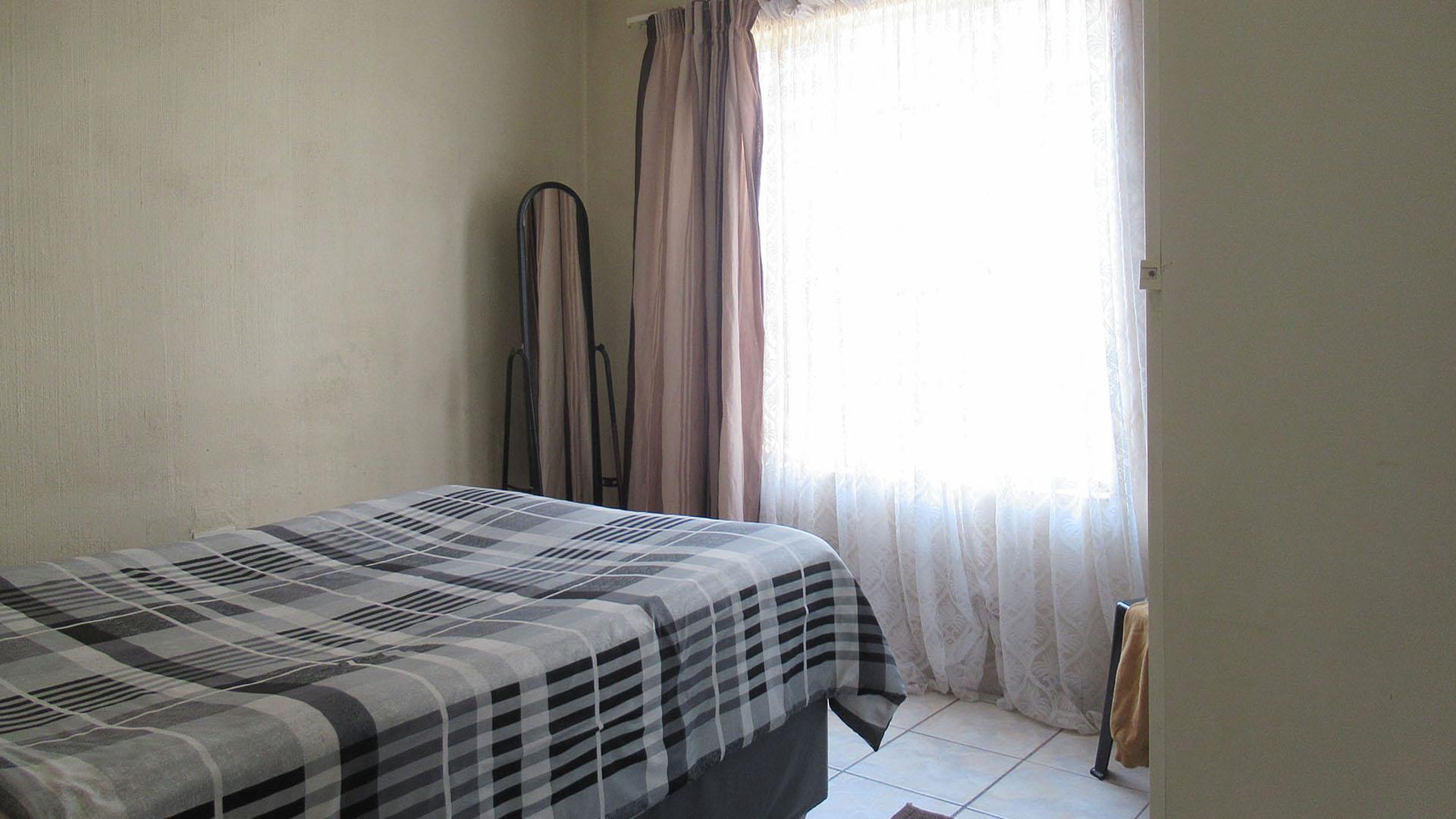 Bed Room 1 - 22 square meters of property in Roodepoort
