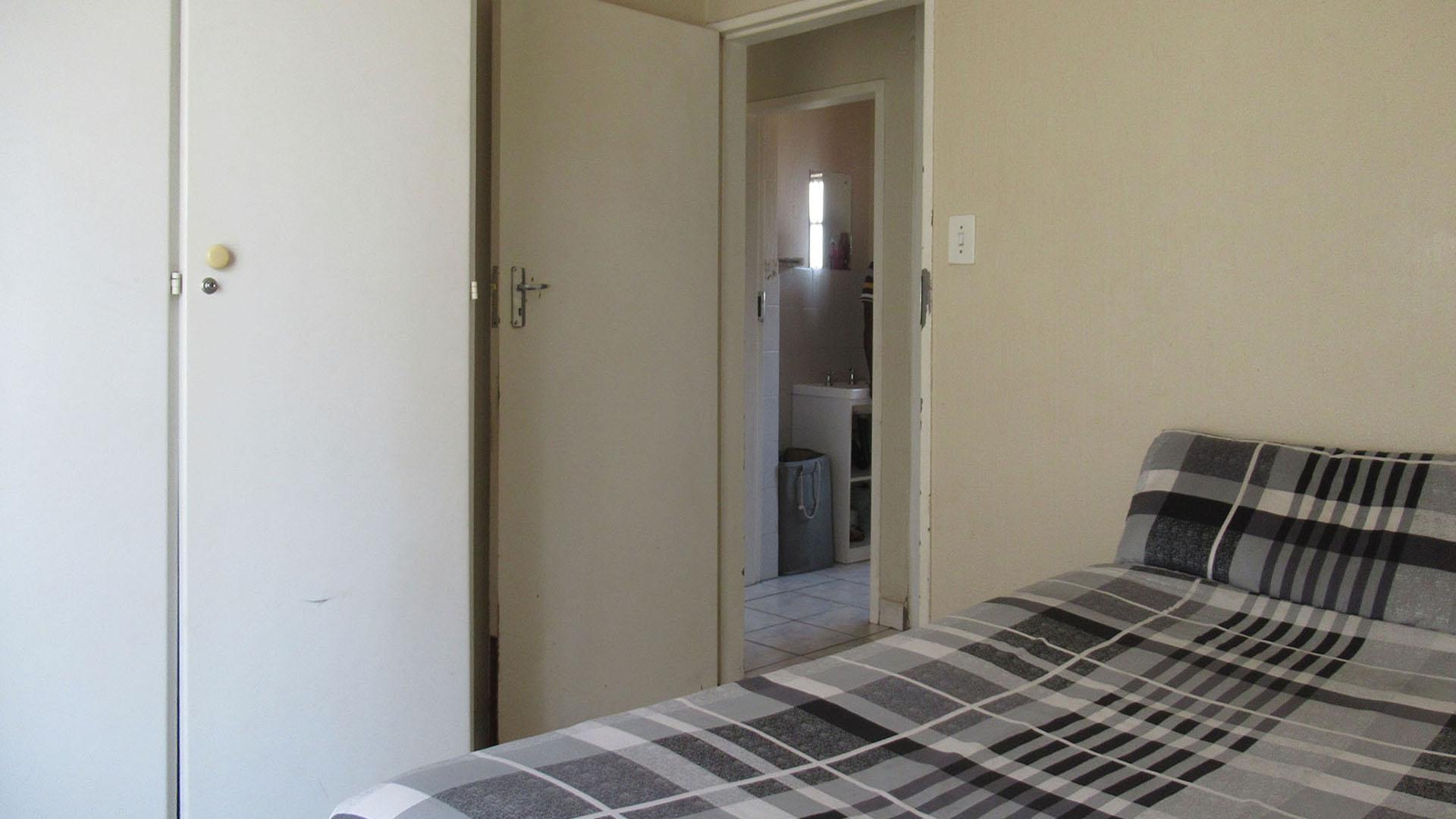 Bed Room 1 - 22 square meters of property in Roodepoort