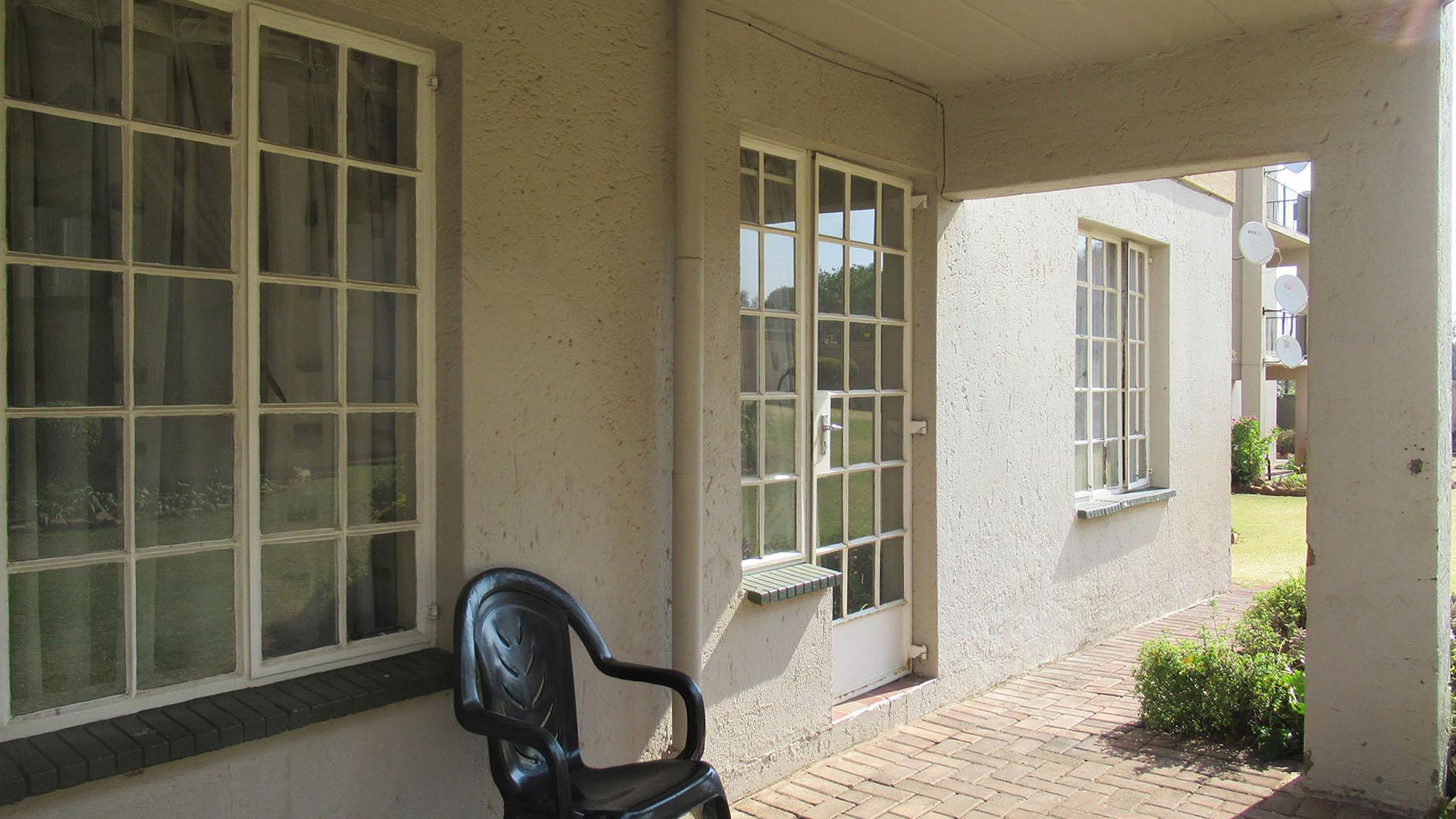 Patio - 10 square meters of property in Roodepoort