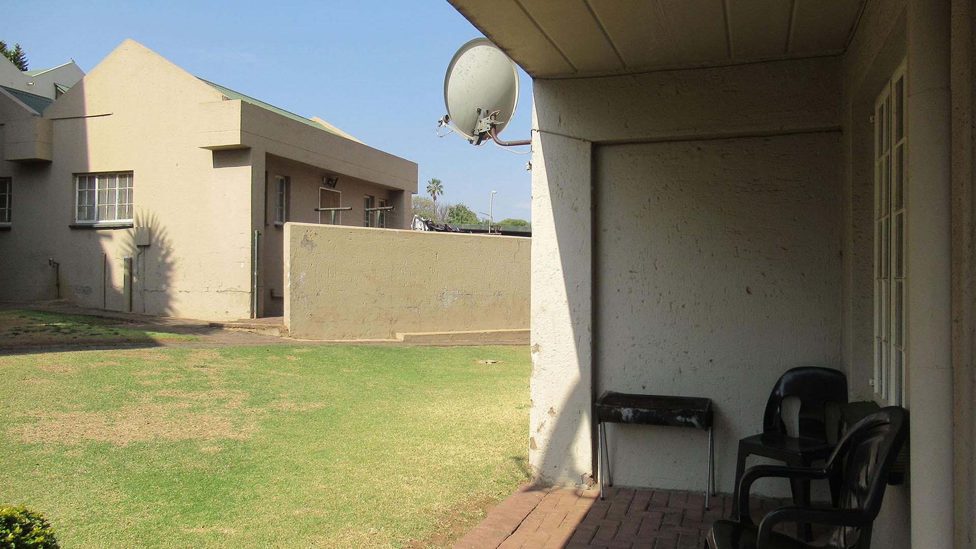 Patio - 10 square meters of property in Roodepoort