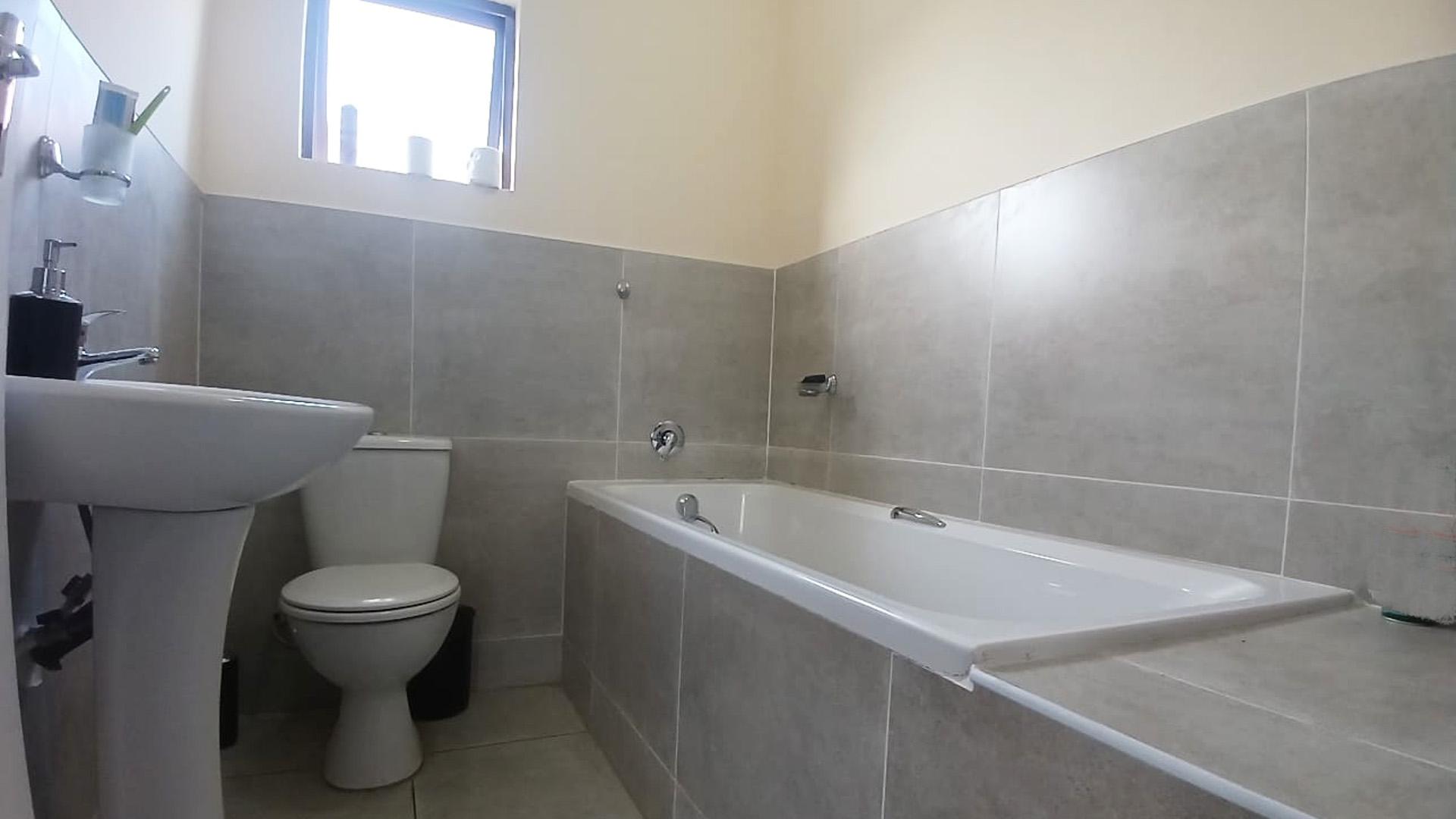 Bathroom 1 of property in Graceland