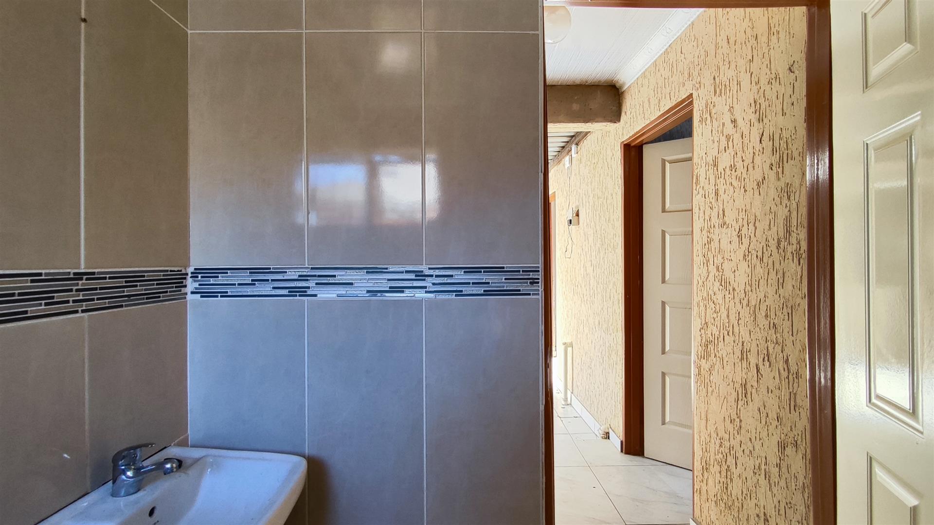 Bathroom 1 - 5 square meters of property in Alliance