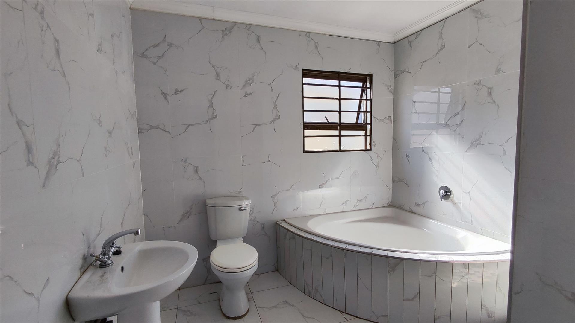 Bathroom 2 - 8 square meters of property in Alliance