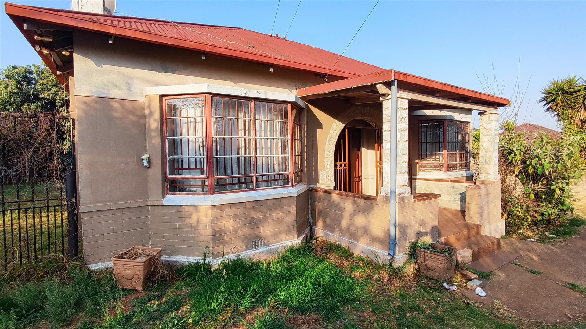 Front View of property in Primrose