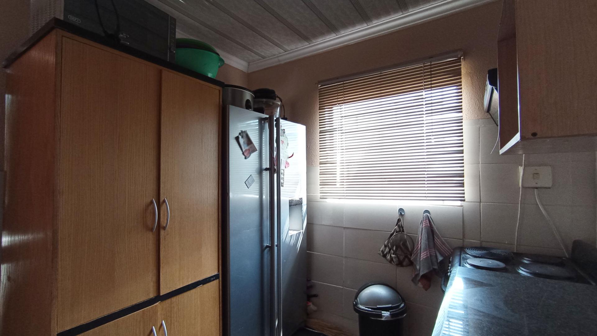 Kitchen - 10 square meters of property in Zakariyya Park